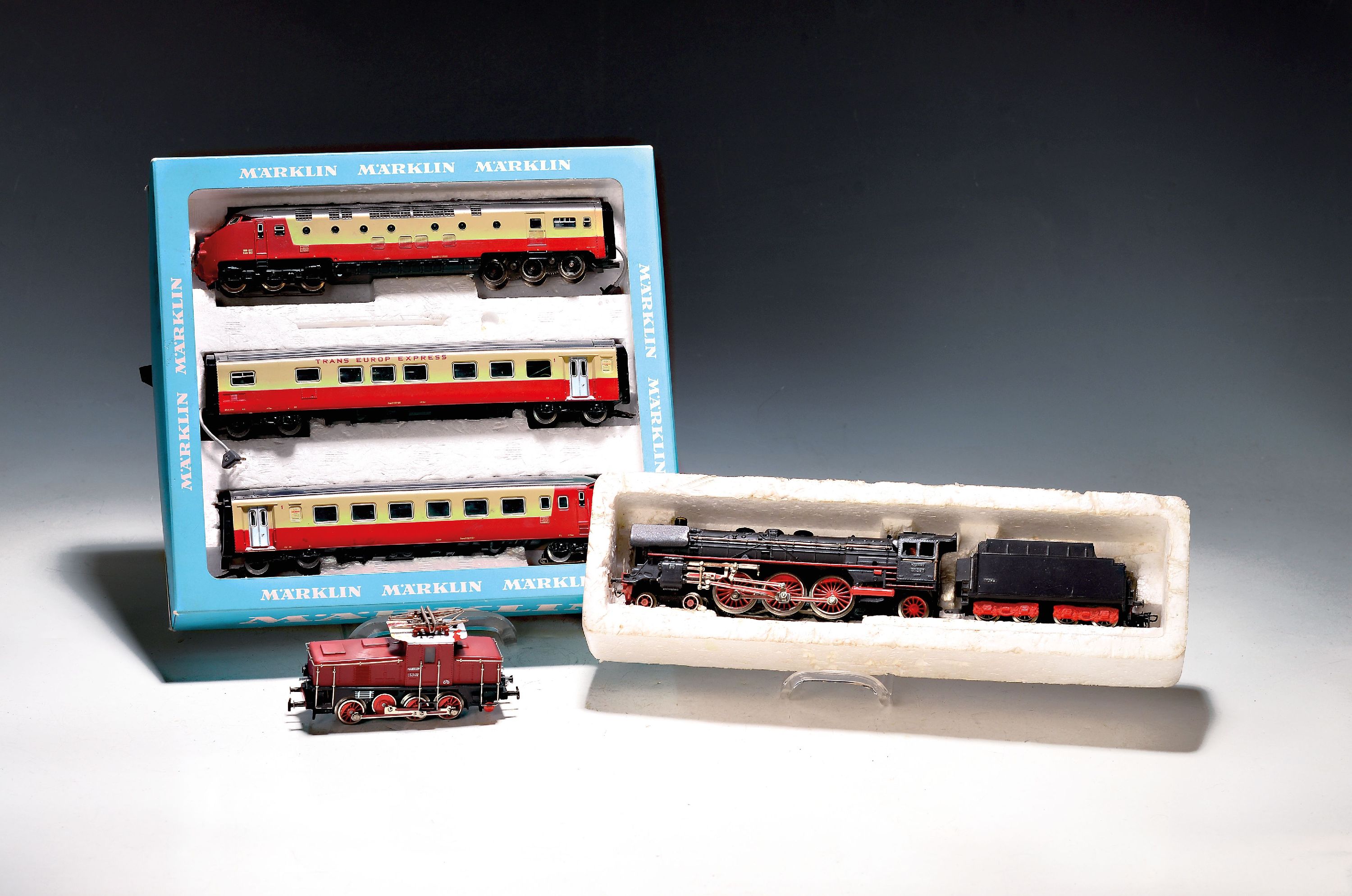 Image 27038634 - 4 Märklin Lokomotiven, 4 Waggons und, Schienen, Spur HO, TEE 3070 im orig Karton, ...