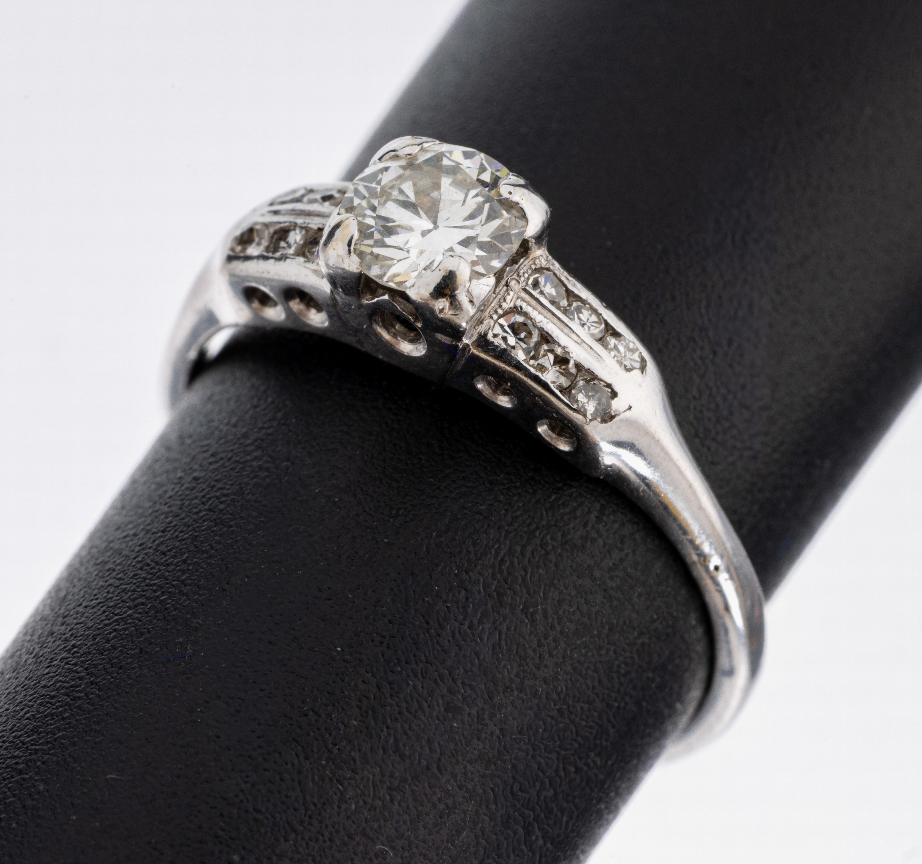 Image 27038676 - Platin Diamant Ring, 1930er Jahre, 1 Altschliffdiamant und 12 8/8-Diamanten zus. ca. ...