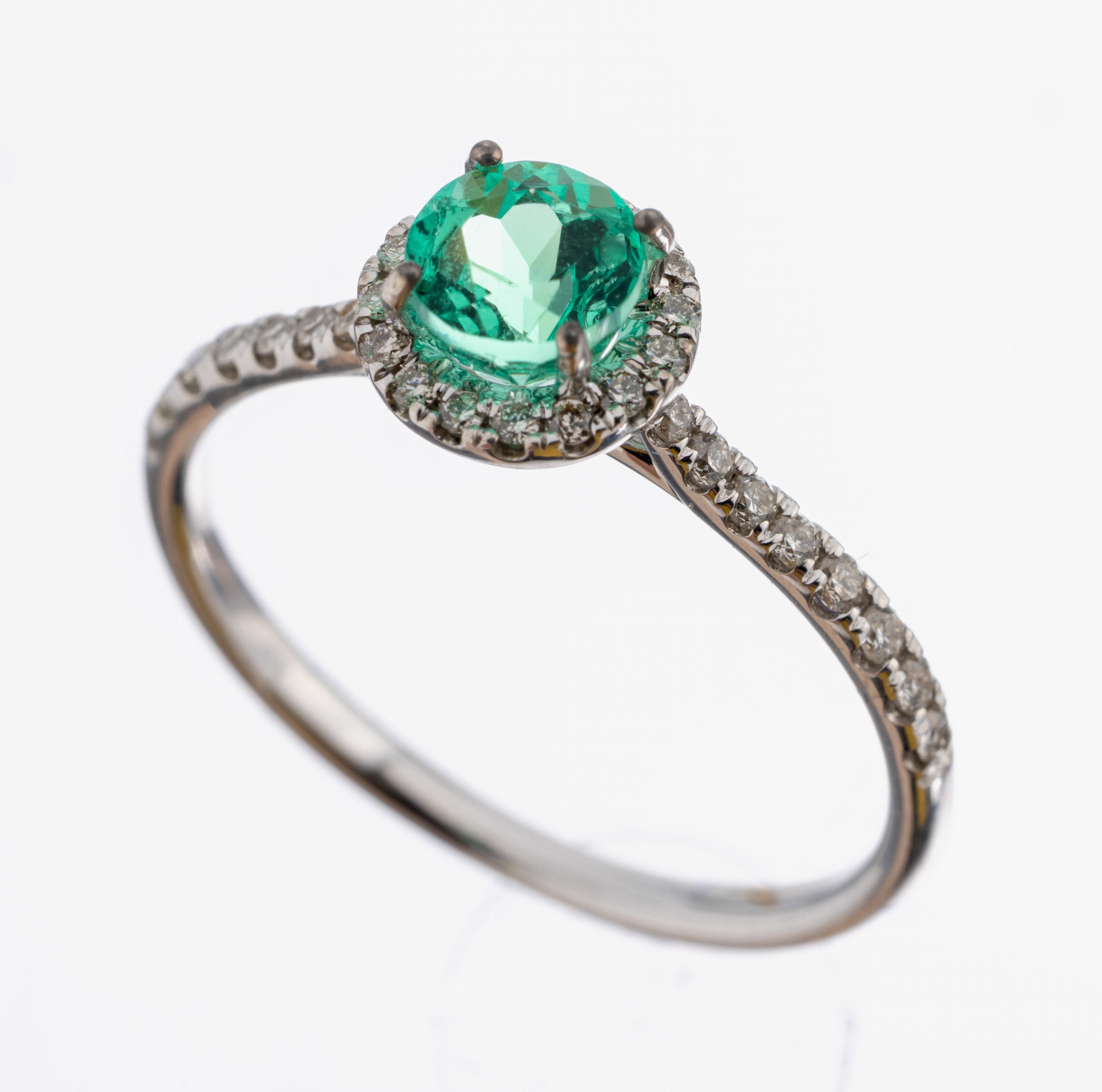 Image 27038678 - 14 kt Gold Smaragd-Brillant-Ring, WG 585/000, rundfacett. Smaragd ca. 0.67 ct, 32 ...