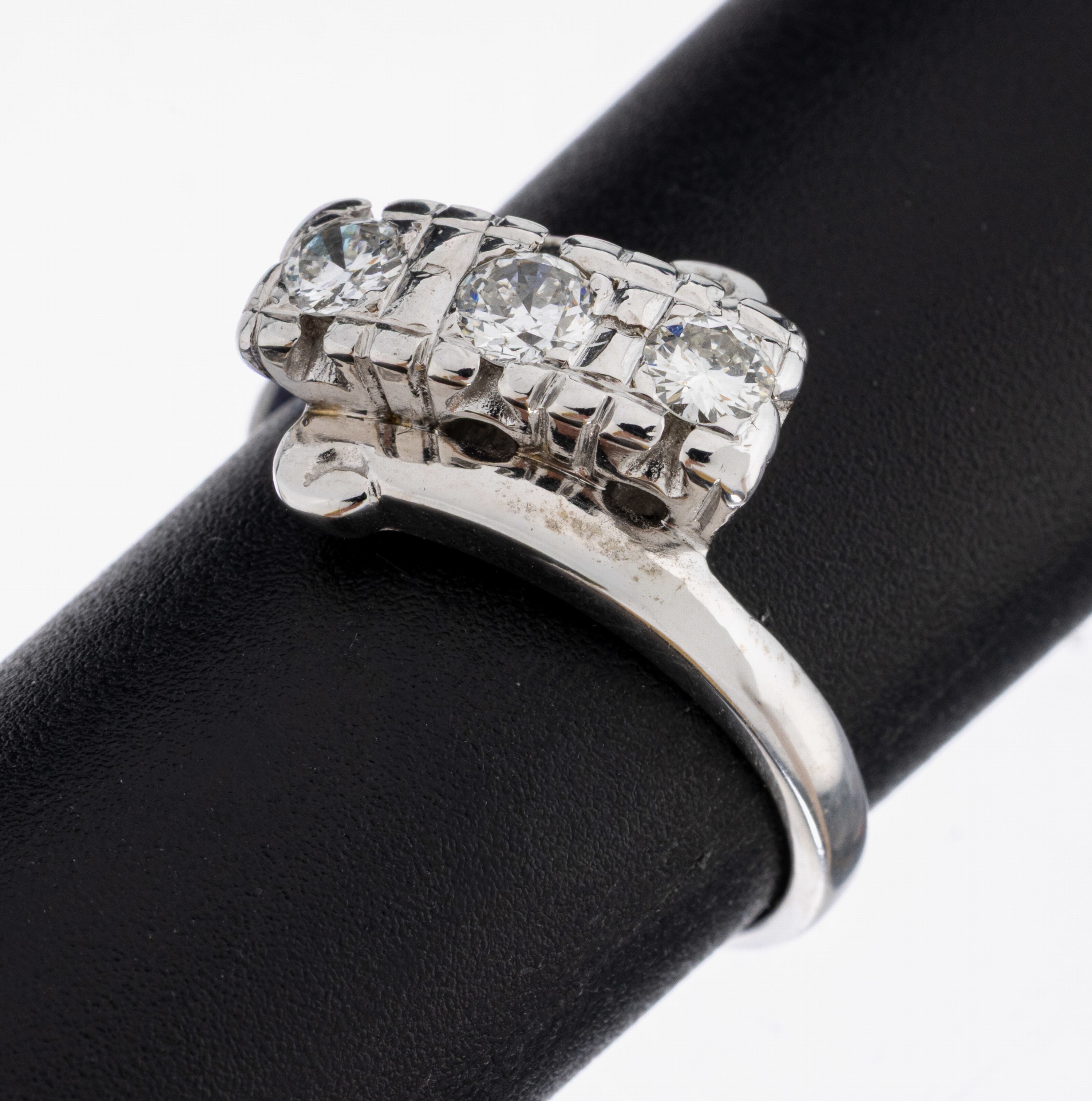 Image 27038738 - 14 kt Gold Brillant-Ring, 1950er Jahre, WG 585/000, 3 Brillanten zus. ca. 0.50 ct ...