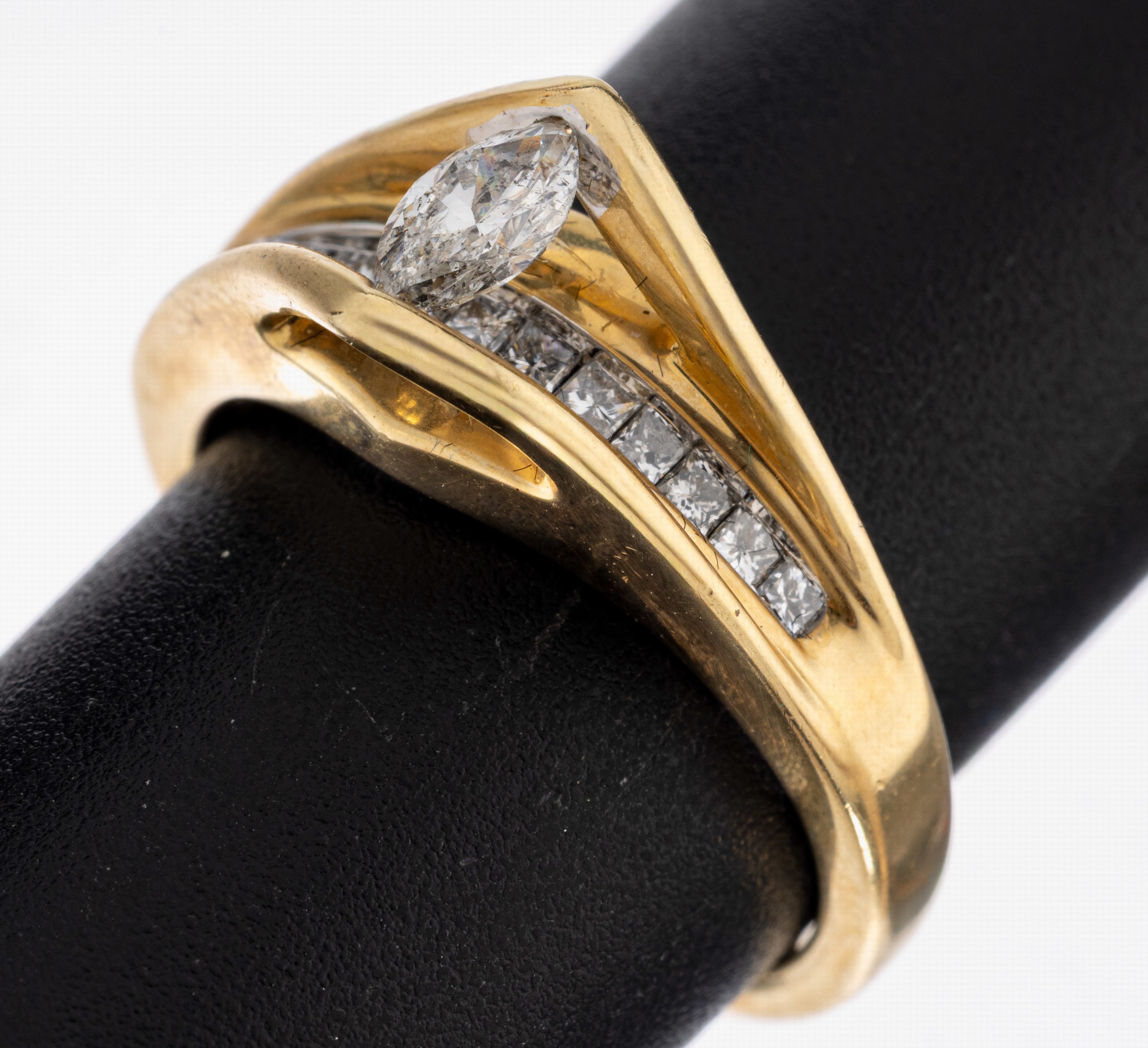 Image 27038739 - 14 kt Gold Diamant Ring, GG 585/000, 1 Diamant-Navette und 12 Princess-Cut Diamanten ...