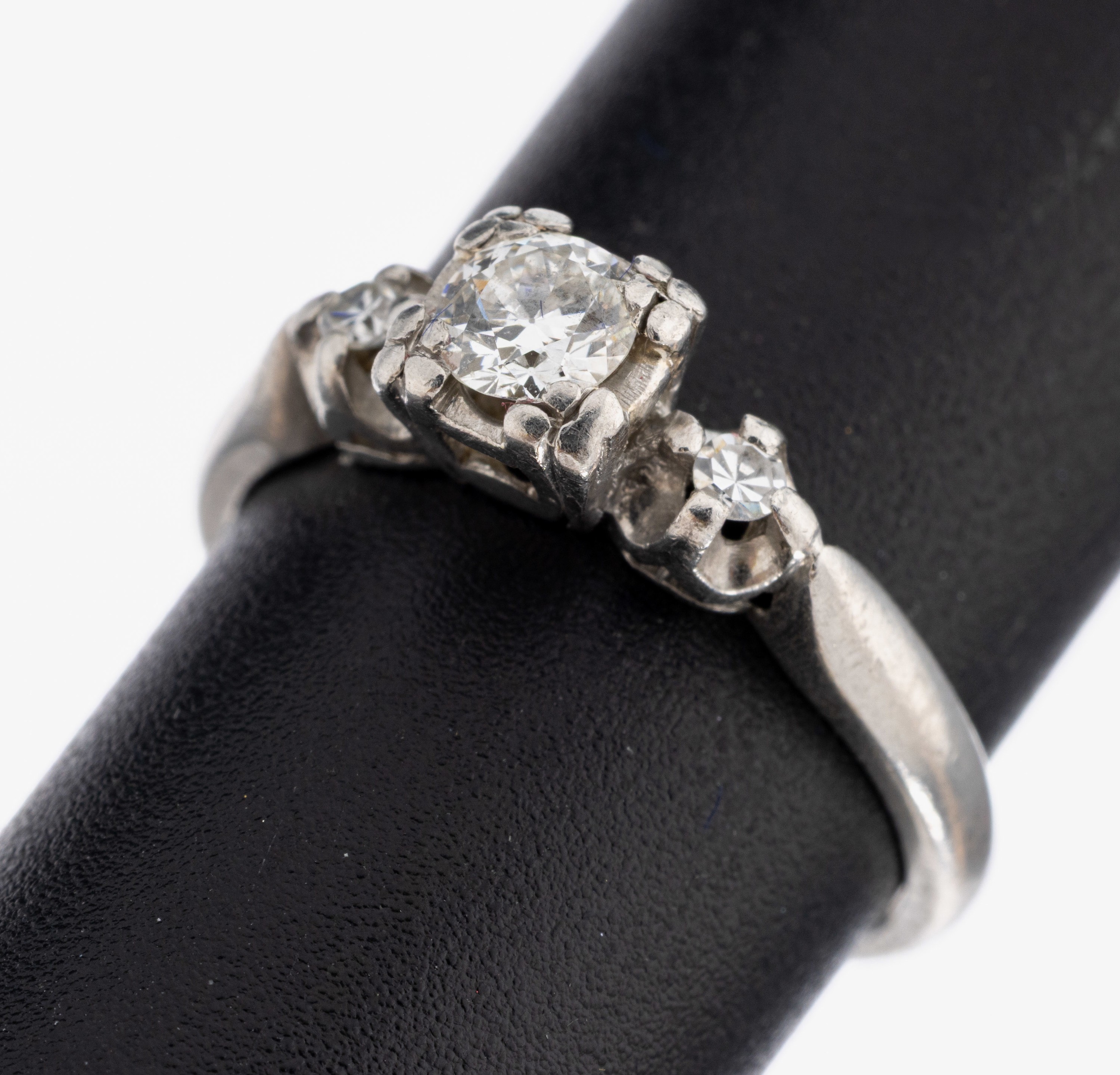Image 27038848 - Platin/Iridium Diamant-Ring, 1 Altschliff- Diamant und 2 8/8-Diamanten zus. ca. 0.30 ct ...