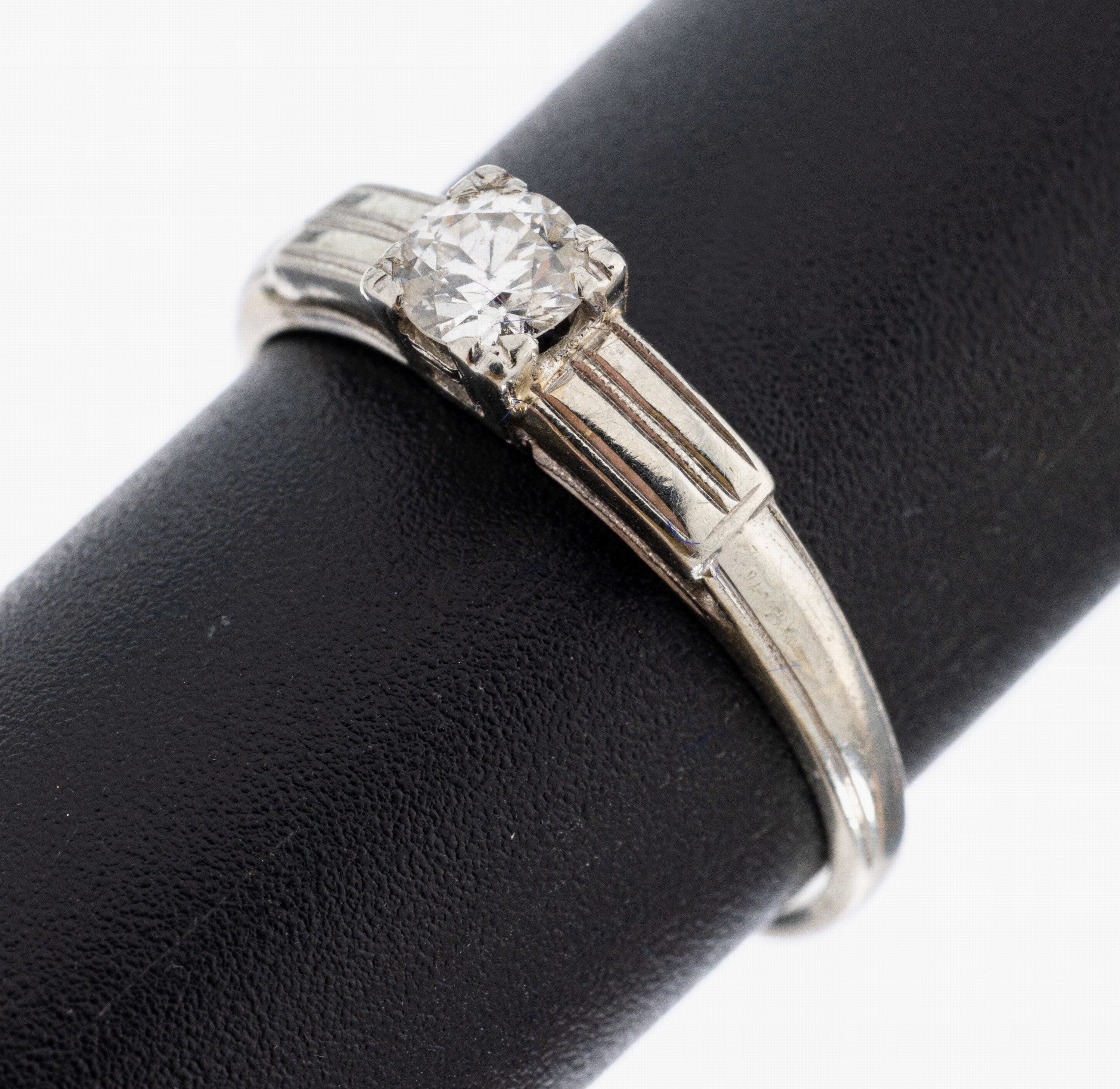 Image 27039079 - 18 kt Gold Brillant-Ring, WG 750/000, Brillant ca. 0.20 ct Weiß/p, RW 52, ca. 2.2 g ...