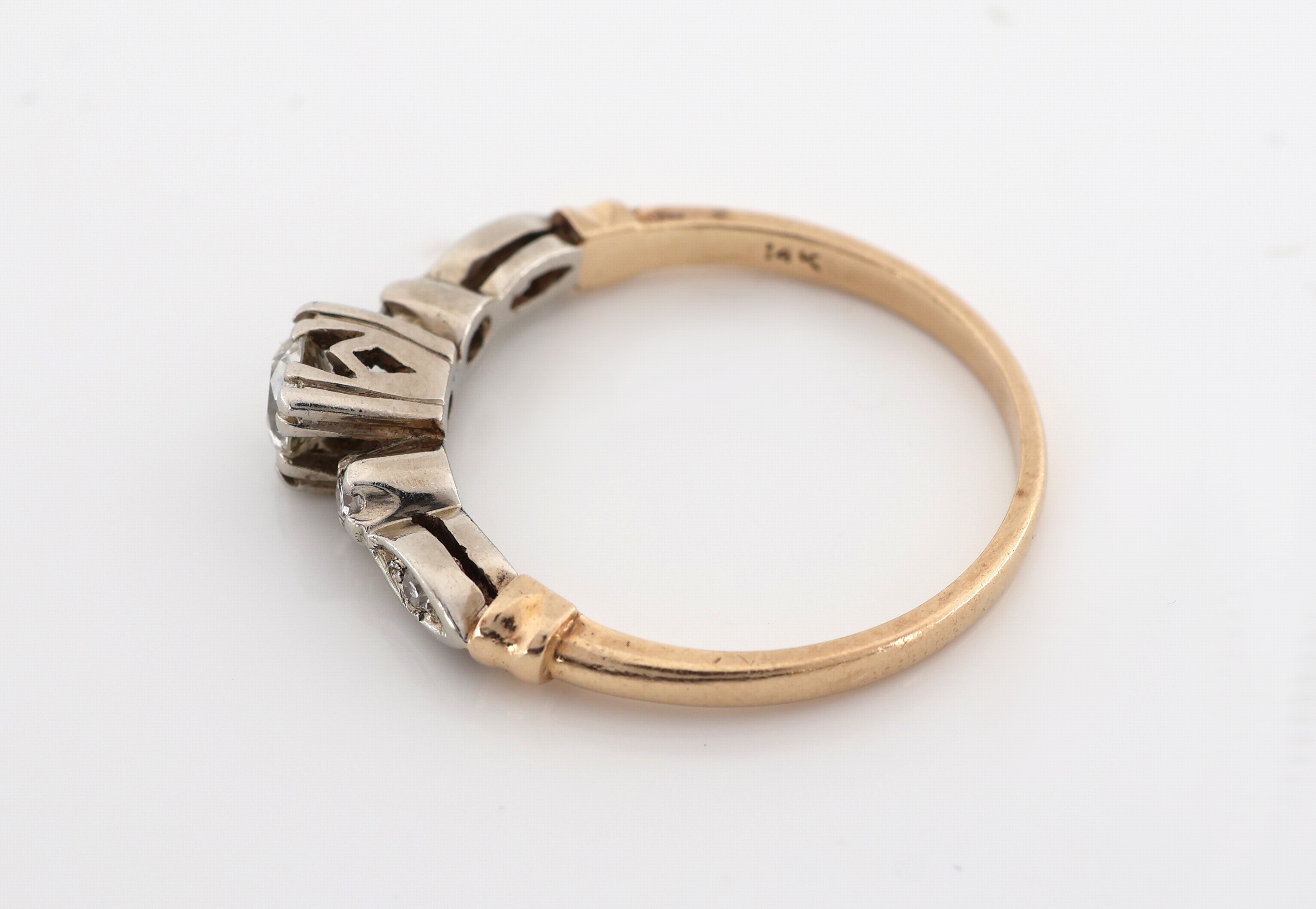 Detail a: 14 kt Gold Diamant-Ring, GG/WG 585/000, 1 Altschliff-Diamant und 4 8/8-Diamanten zus. ca. 0.32 ct Weiß-l.get.Weiß/si-p, RW 53, ca. 2.2 g