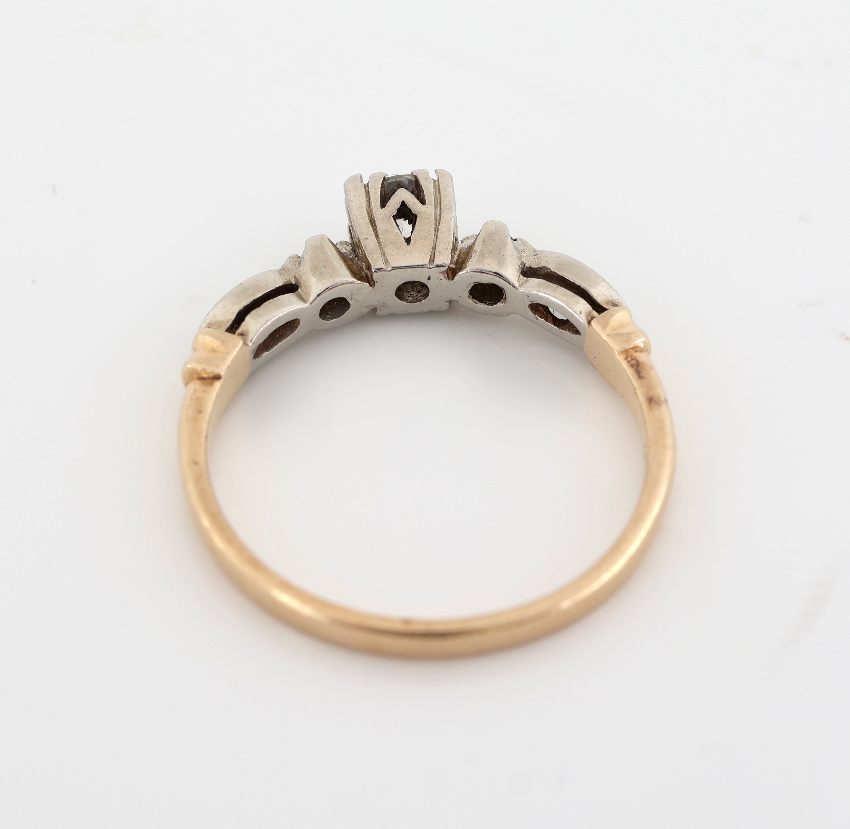 Detail b: 14 kt Gold Diamant-Ring, GG/WG 585/000, 1 Altschliff-Diamant und 4 8/8-Diamanten zus. ca. 0.32 ct Weiß-l.get.Weiß/si-p, RW 53, ca. 2.2 g