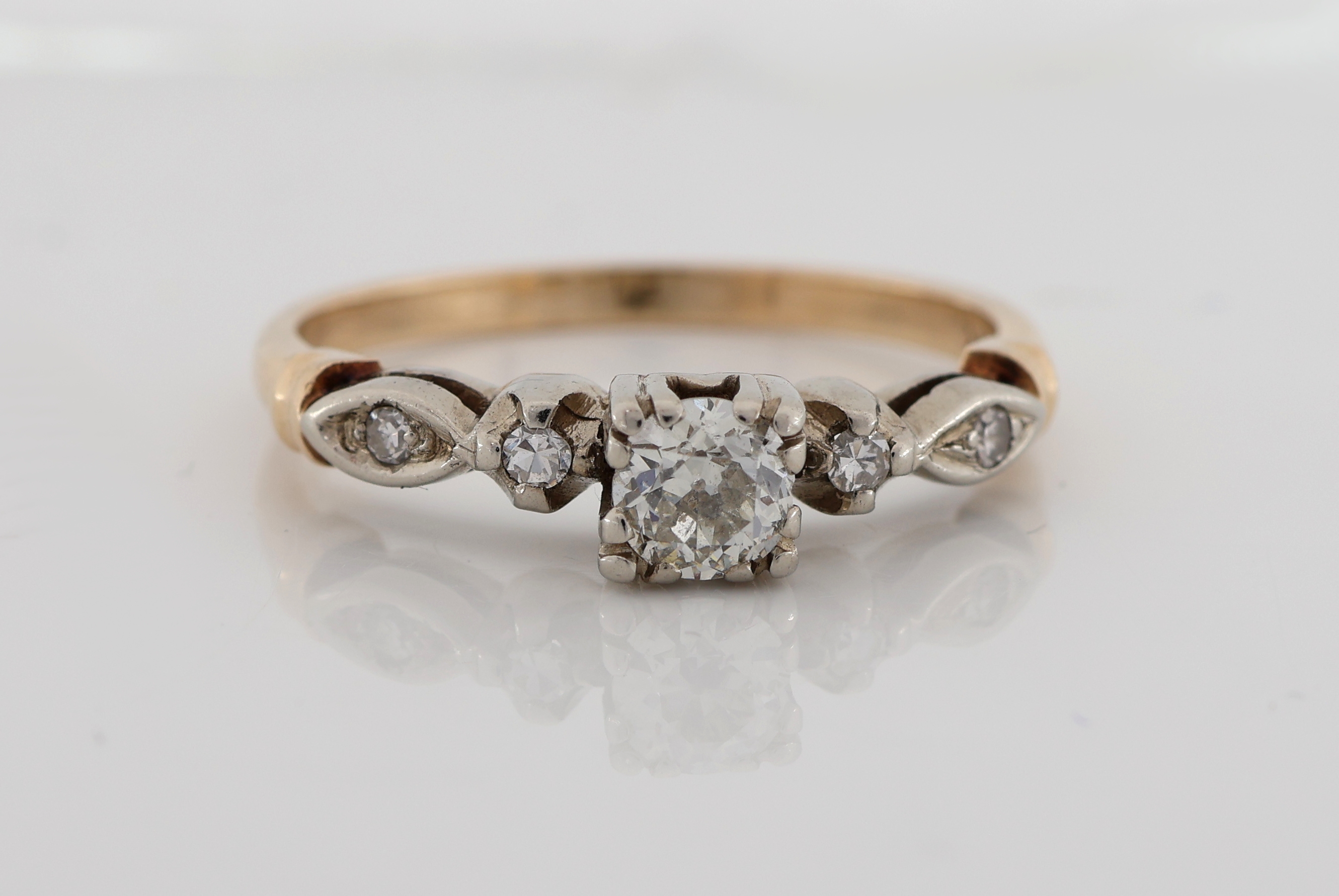 Detail c: 14 kt Gold Diamant-Ring, GG/WG 585/000, 1 Altschliff-Diamant und 4 8/8-Diamanten zus. ca. 0.32 ct Weiß-l.get.Weiß/si-p, RW 53, ca. 2.2 g