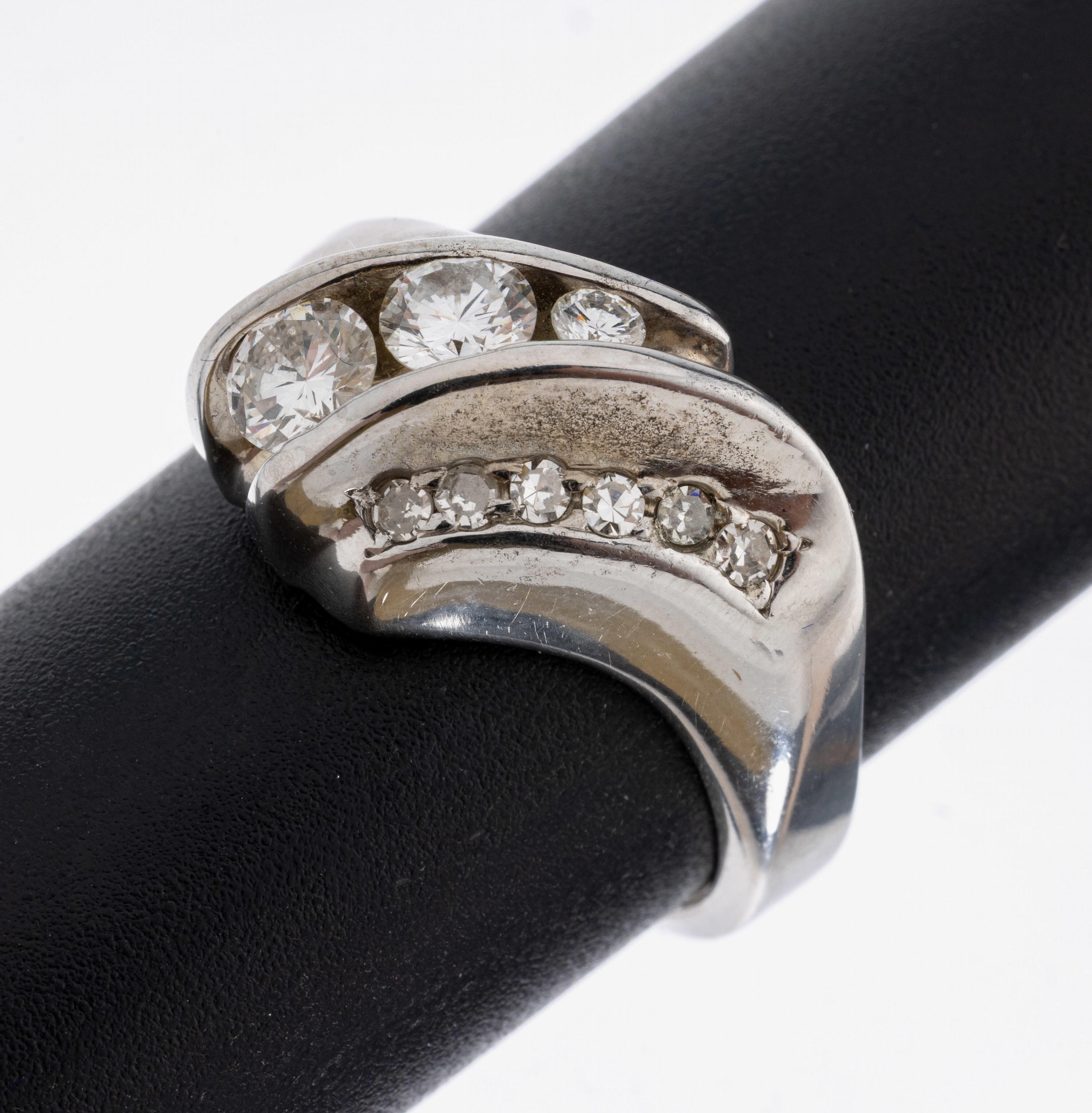 Image 27039087 - 14 kt Gold Diamant-Ring, WG 585/000, 3 Brillanten und 6 8/8-Diamanten zus. ca. 0.60 ct ...