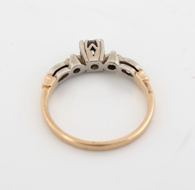 27039083b - 14 kt Gold Diamant-Ring, GG/WG 585/000, 1 Altschliff-Diamant und 4 8/8-Diamanten zus. ...