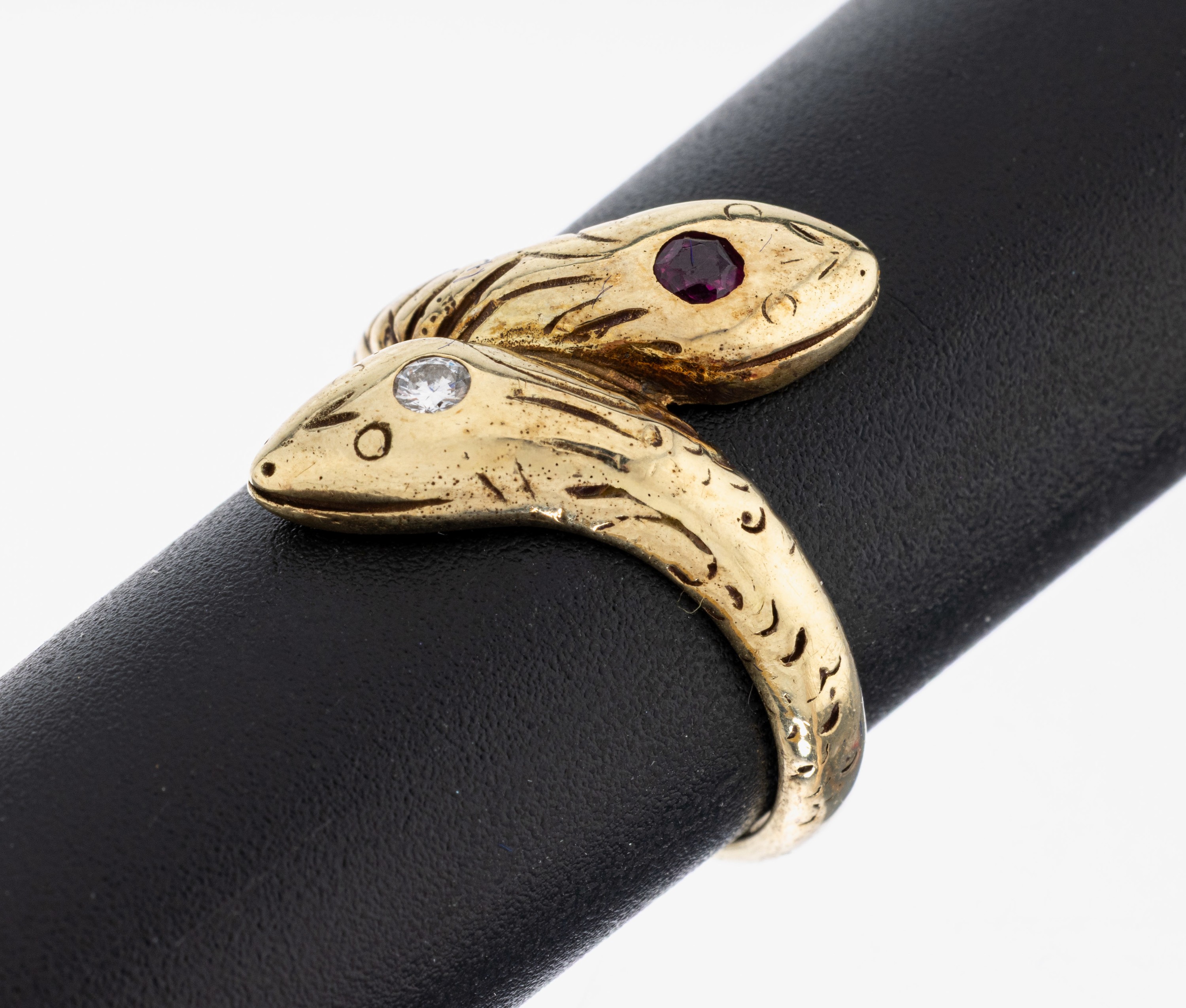 Image 27039109 - 14 kt Gold Rubin-Brillant-Schlangenring, GG585/000, 1 rundfacett. Rubin ca. 0.05 ct, 1 ...