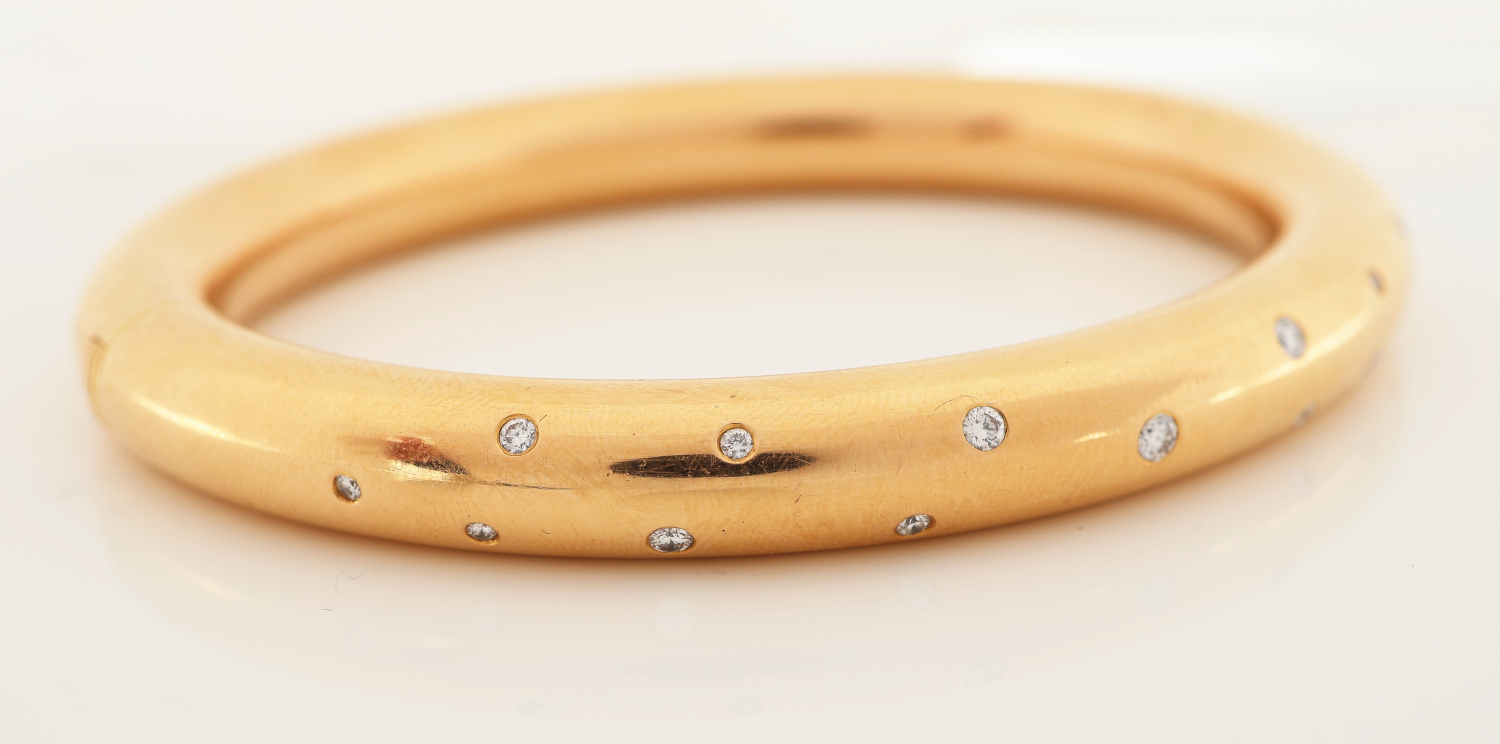 Detail a: 18 kt Gold Brillant-Armreif, GG 750/000, 15 Brillanten zus. ca. 0.22 ct Weiß/si, Klappscharnier, ca. 6.5 x 5.5 cm, ca. 54.6 g, Meistermarke Emil ...