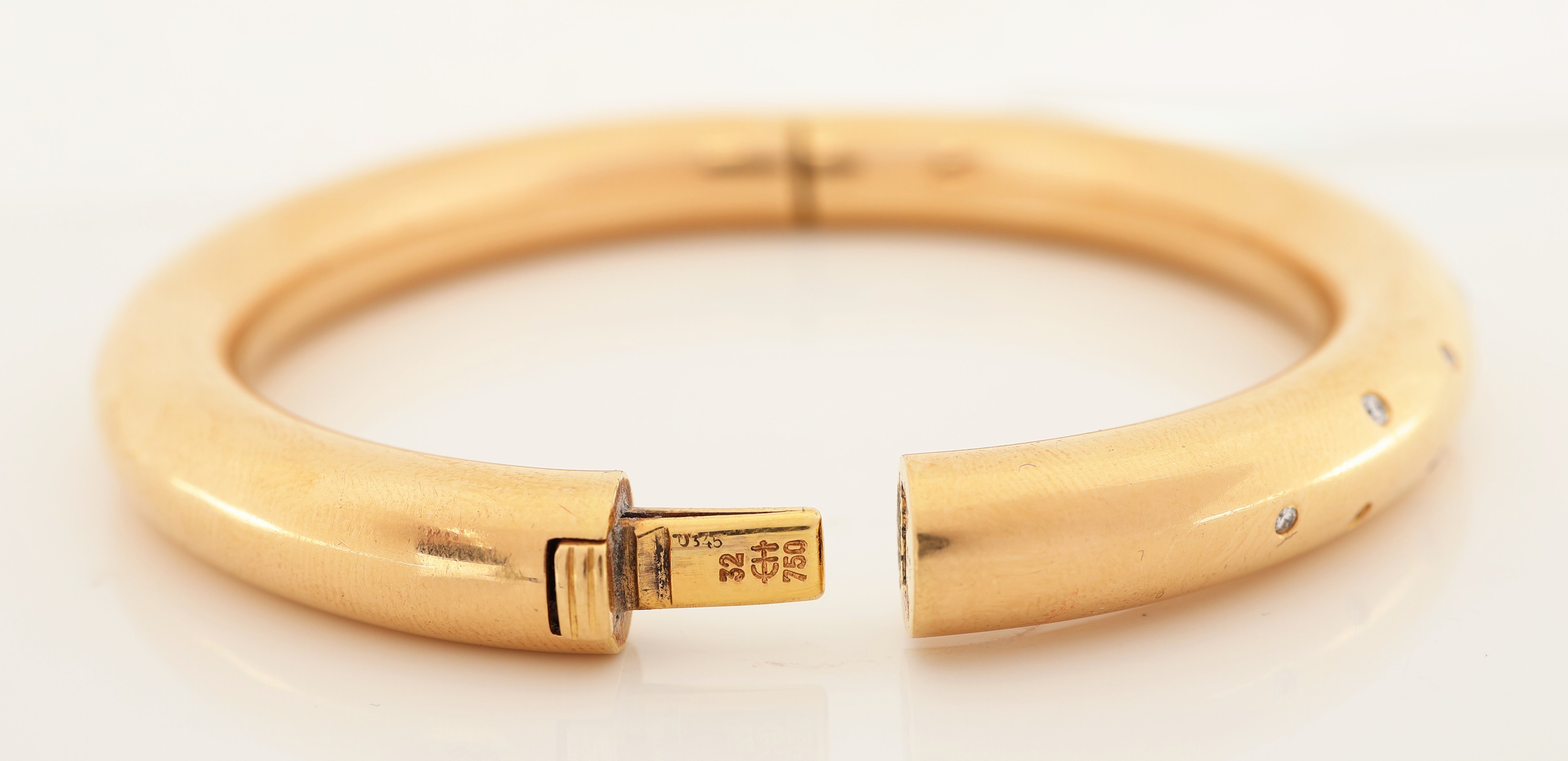 Detail b: 18 kt Gold Brillant-Armreif, GG 750/000, 15 Brillanten zus. ca. 0.22 ct Weiß/si, Klappscharnier, ca. 6.5 x 5.5 cm, ca. 54.6 g, Meistermarke Emil ...