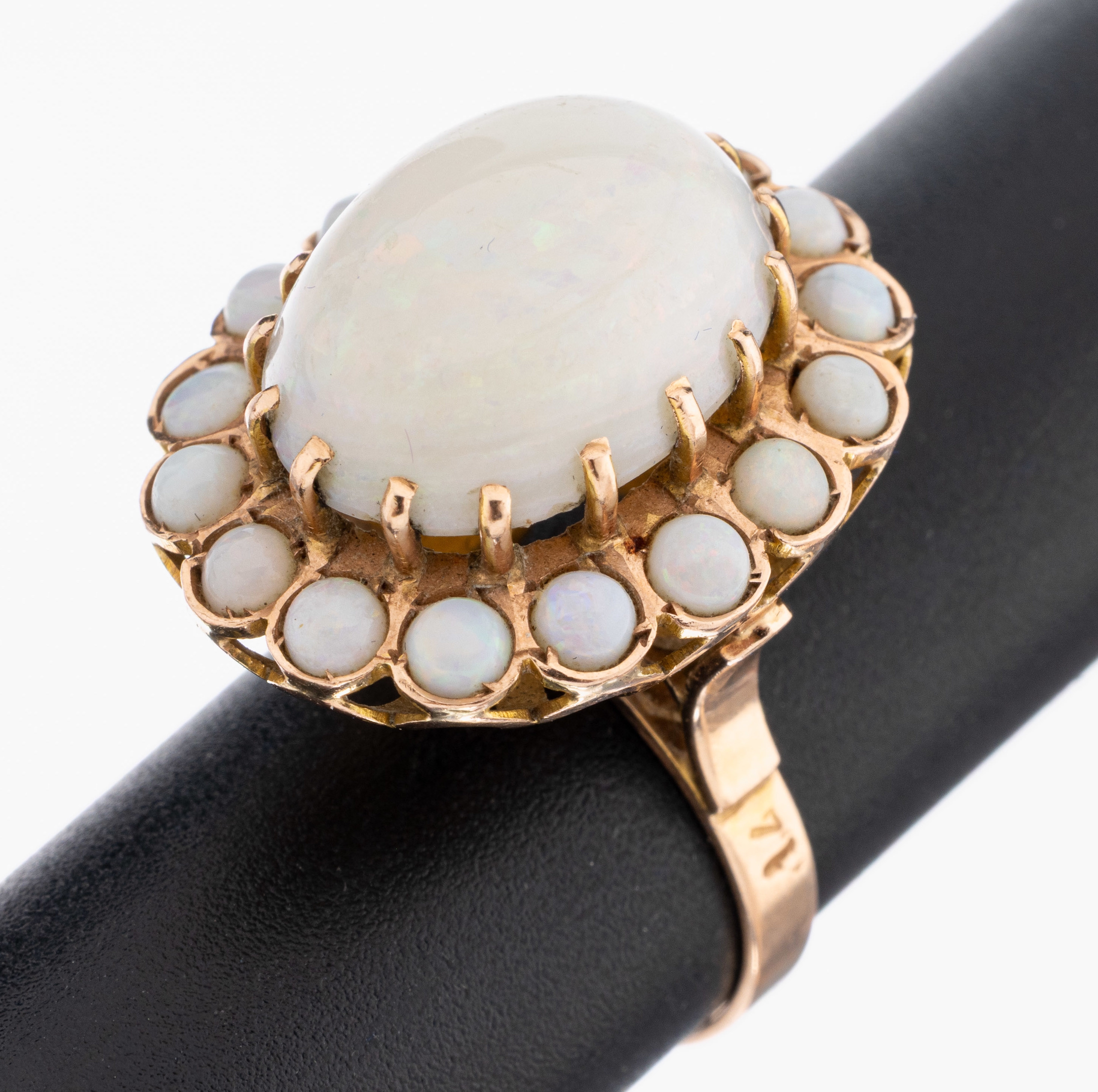 Image 27039431 - 14 kt Gold Opal-Ring, GG 585/000, mittig ovaler Opal-Cabochon umgeben von 16 runden ...