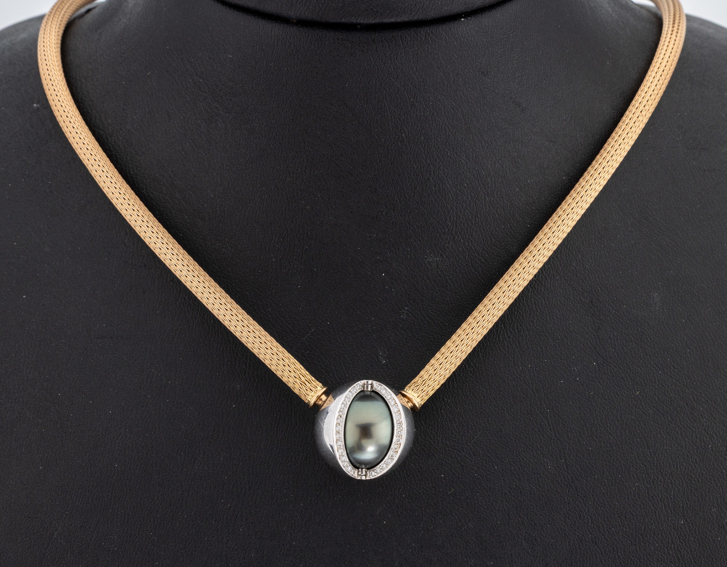 Detail b: 18 kt Gold JÖRG HEINZ Schließe, WG 750/000,Modell Mystery Sphere, umklappbar, 1 Seite mitTahitizuchtperle und Brillanten zus. ca. 0.16 ct feines ...