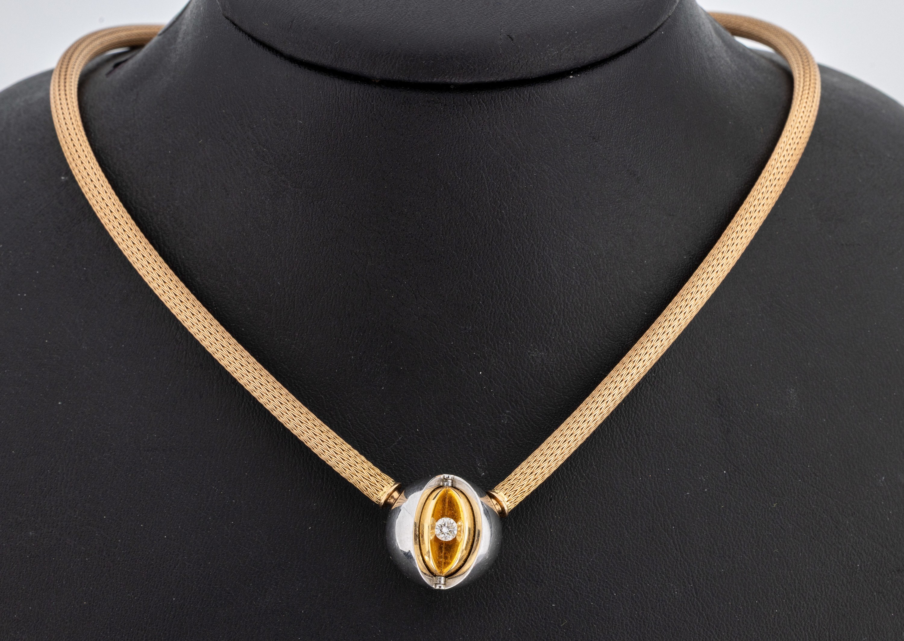 Detail c: 18 kt Gold JÖRG HEINZ Schließe, WG 750/000,Modell Mystery Sphere, umklappbar, 1 Seite mitTahitizuchtperle und Brillanten zus. ca. 0.16 ct feines ...