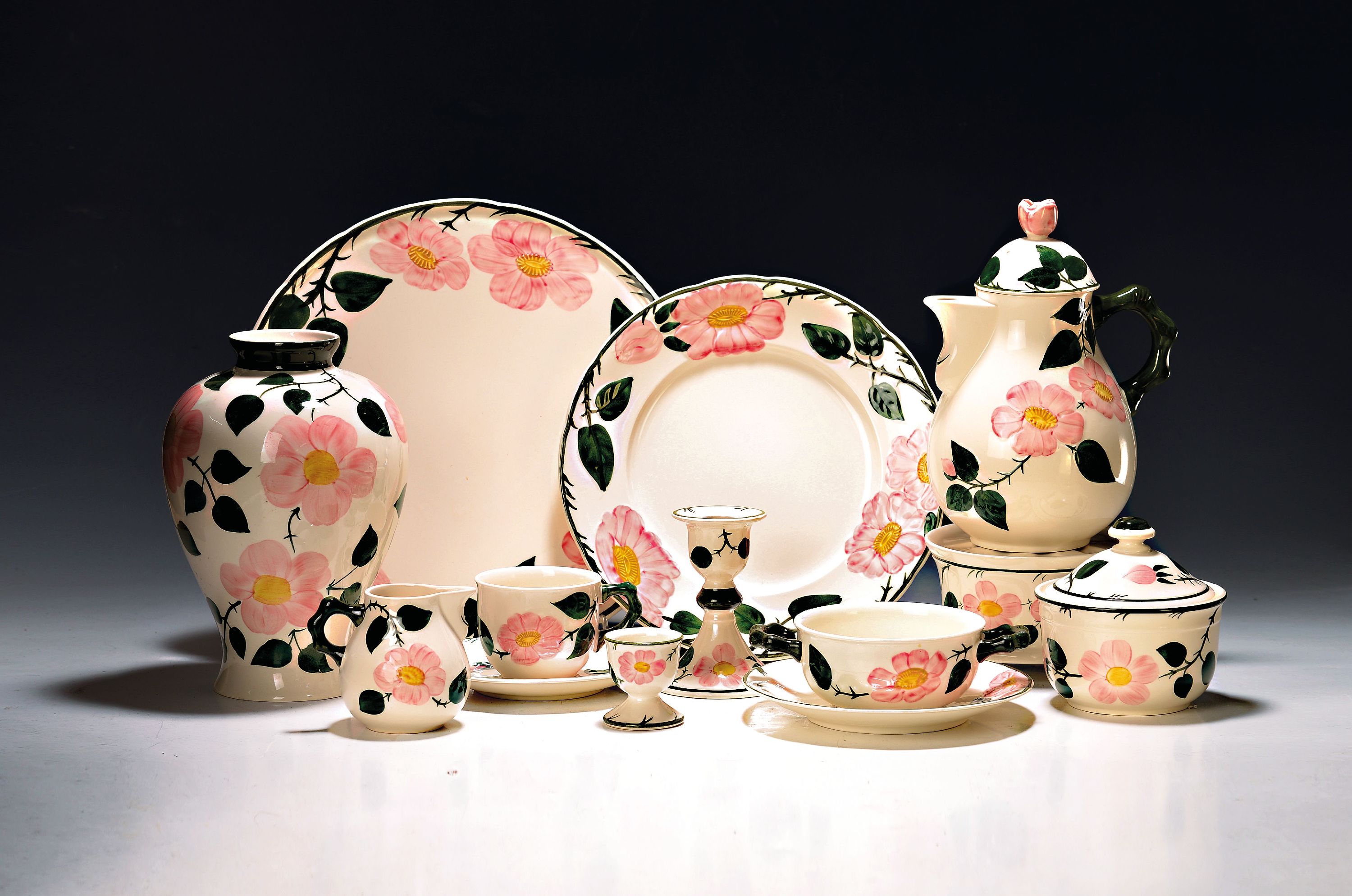 Image 27039455 - Umfangreiches Tafelservice, Villeroy & Boch, Wildrose, 24 große Speiseteller, 7 ...