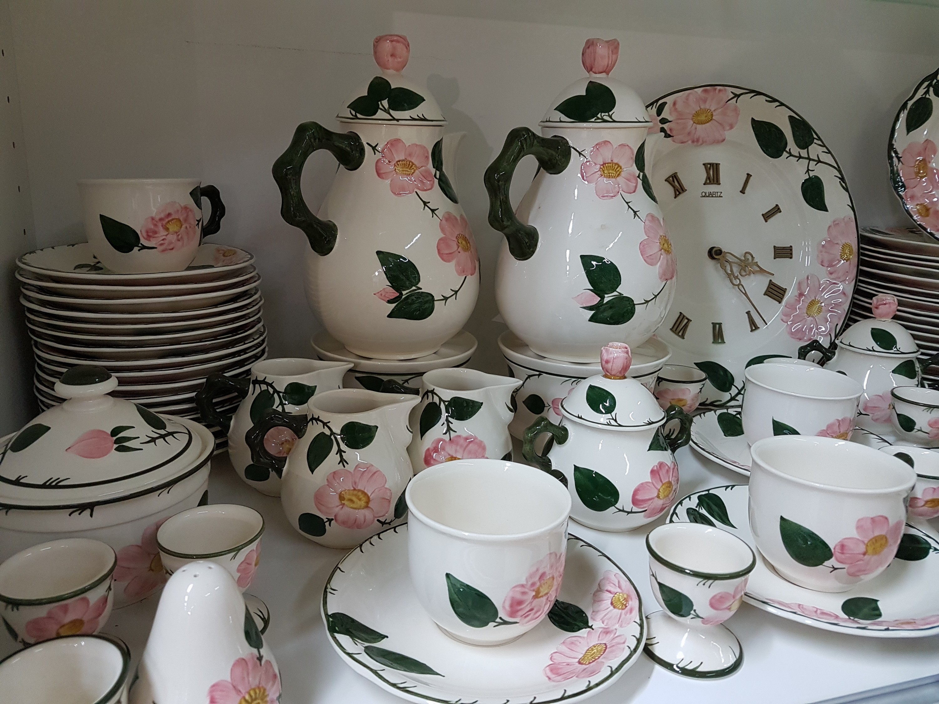 Detail a: Umfangreiches Tafelservice, Villeroy & Boch, Wildrose, 24 große Speiseteller, 7 Suppentassen mit Untertassen, 18 Tassen mit Untertassen, 2 ...