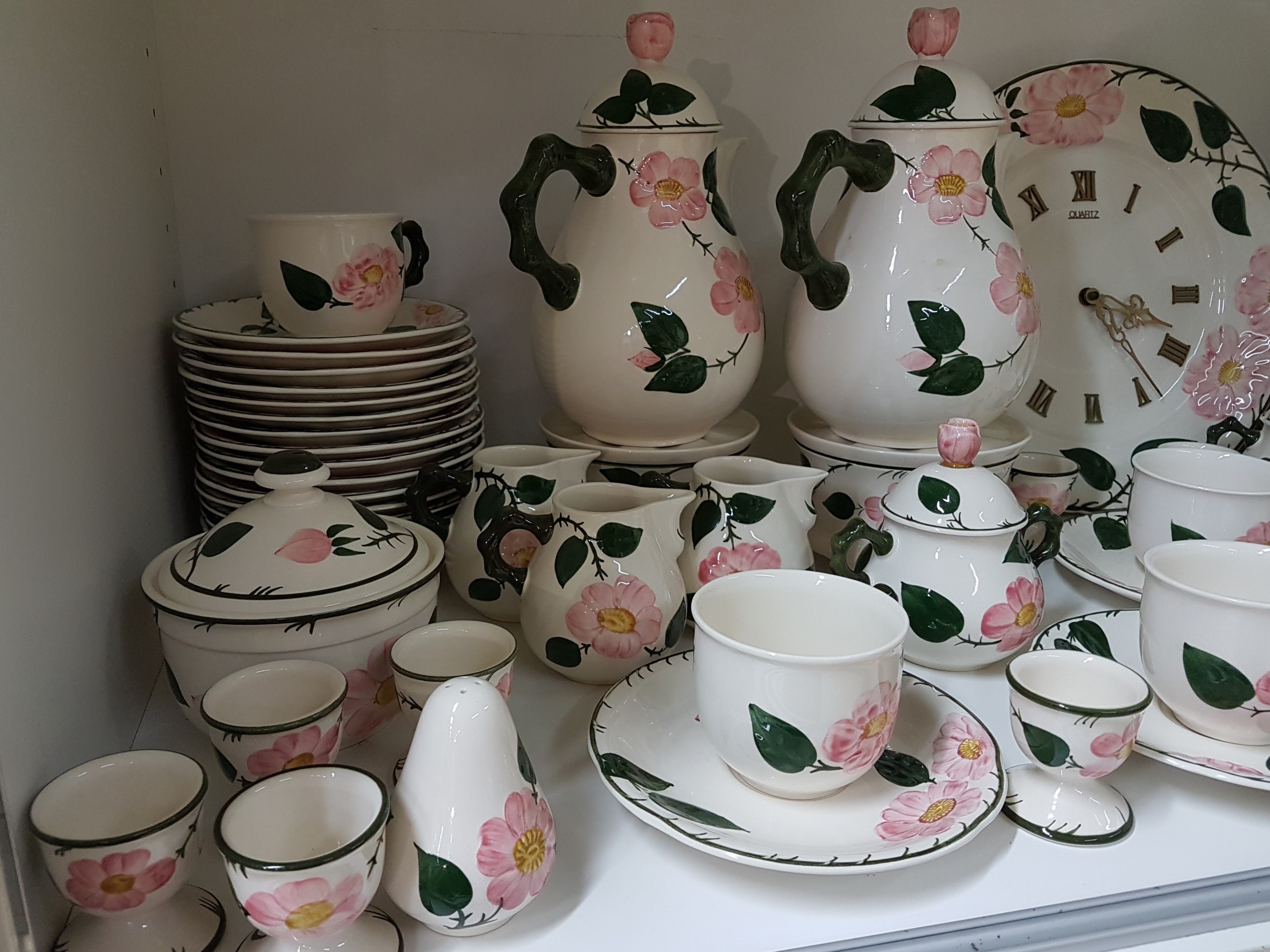 Detail b: Umfangreiches Tafelservice, Villeroy & Boch, Wildrose, 24 große Speiseteller, 7 Suppentassen mit Untertassen, 18 Tassen mit Untertassen, 2 ...