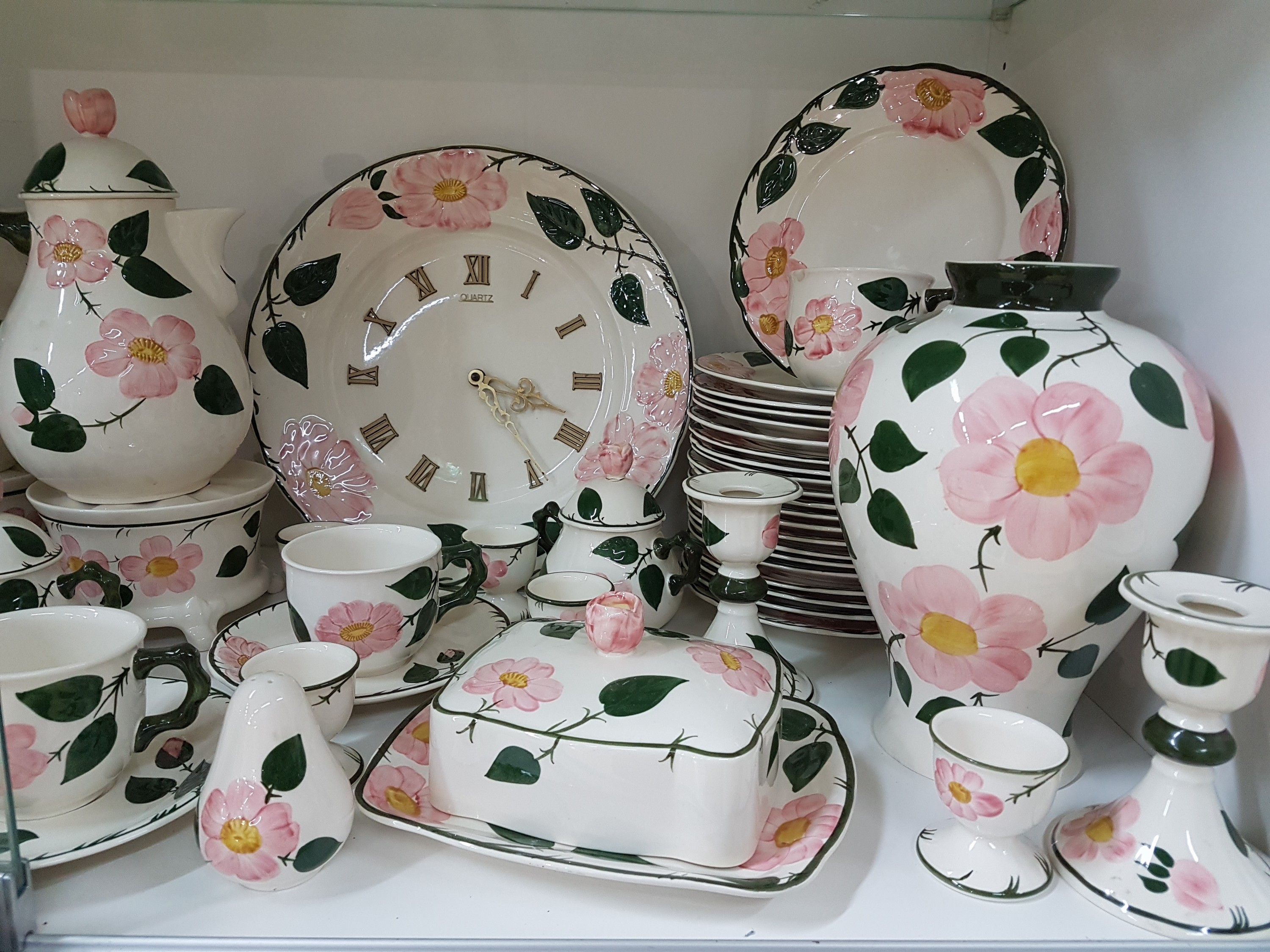 Detail c: Umfangreiches Tafelservice, Villeroy & Boch, Wildrose, 24 große Speiseteller, 7 Suppentassen mit Untertassen, 18 Tassen mit Untertassen, 2 ...
