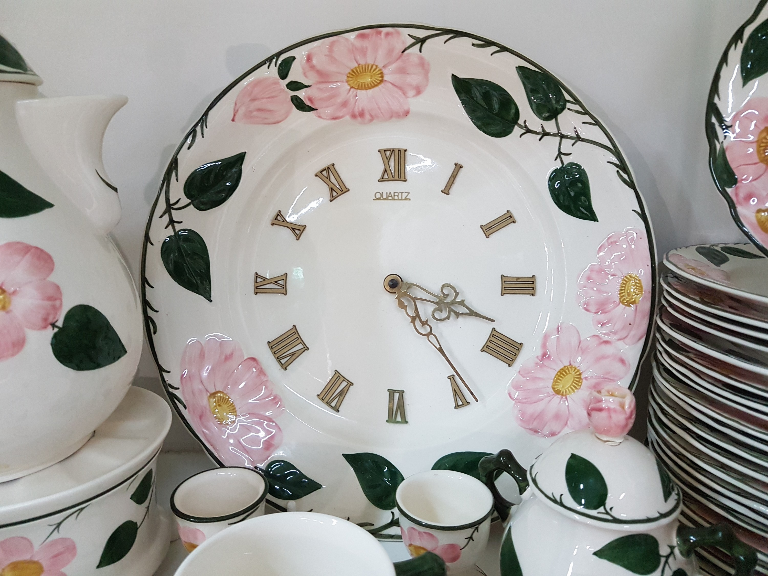 Detail d: Umfangreiches Tafelservice, Villeroy & Boch, Wildrose, 24 große Speiseteller, 7 Suppentassen mit Untertassen, 18 Tassen mit Untertassen, 2 ...