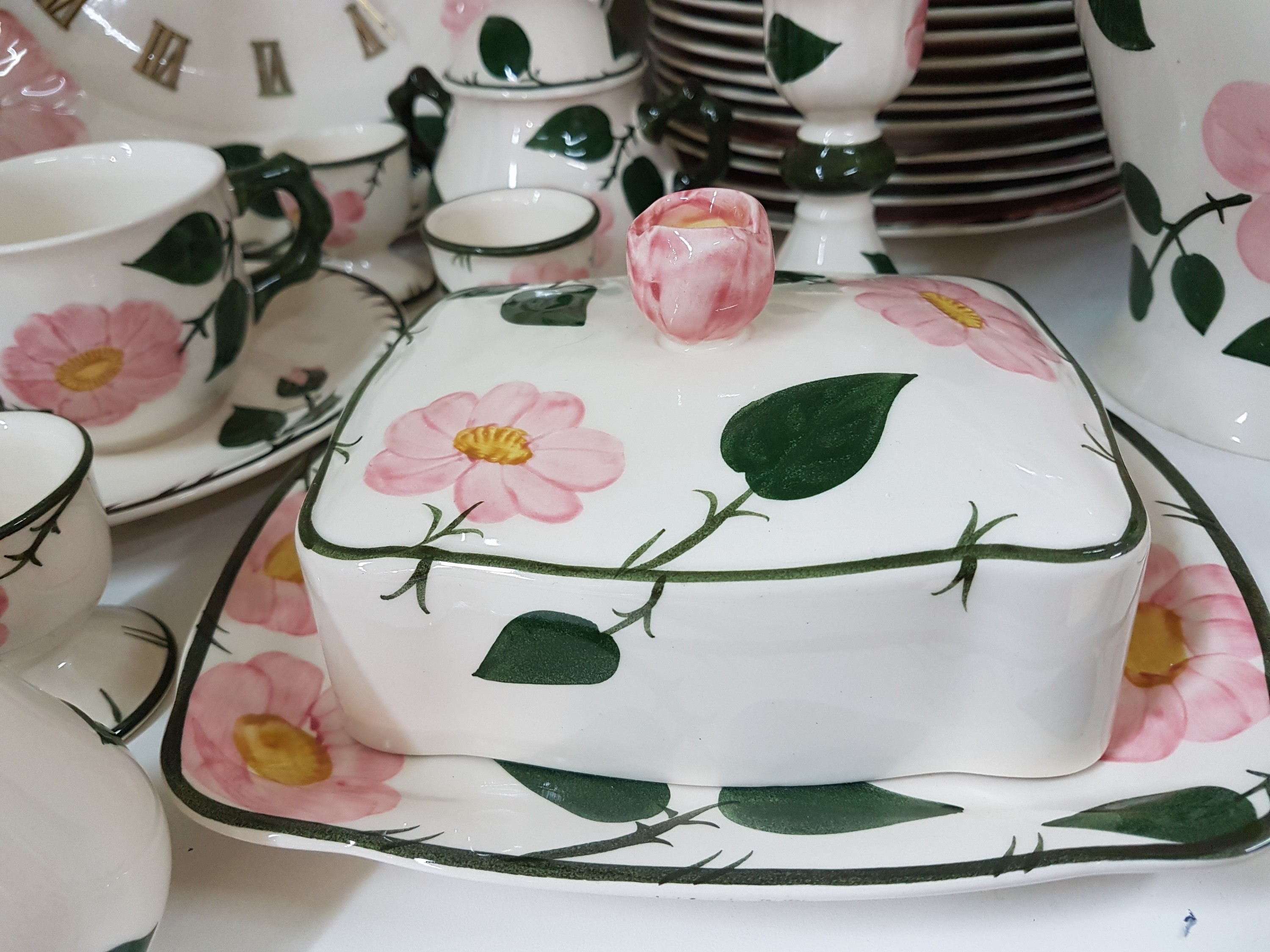 Detail e: Umfangreiches Tafelservice, Villeroy & Boch, Wildrose, 24 große Speiseteller, 7 Suppentassen mit Untertassen, 18 Tassen mit Untertassen, 2 ...