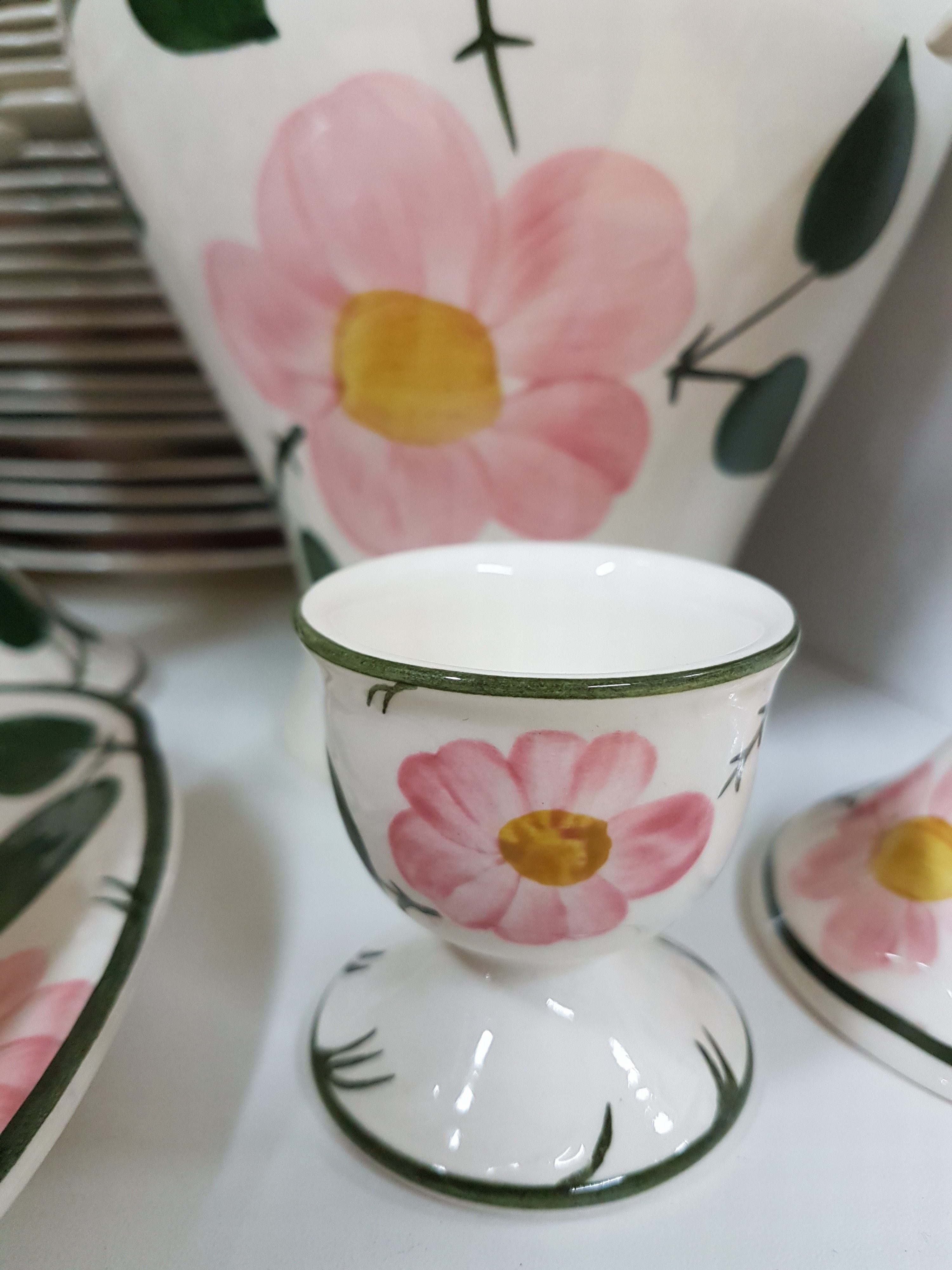 Detail f: Umfangreiches Tafelservice, Villeroy & Boch, Wildrose, 24 große Speiseteller, 7 Suppentassen mit Untertassen, 18 Tassen mit Untertassen, 2 ...