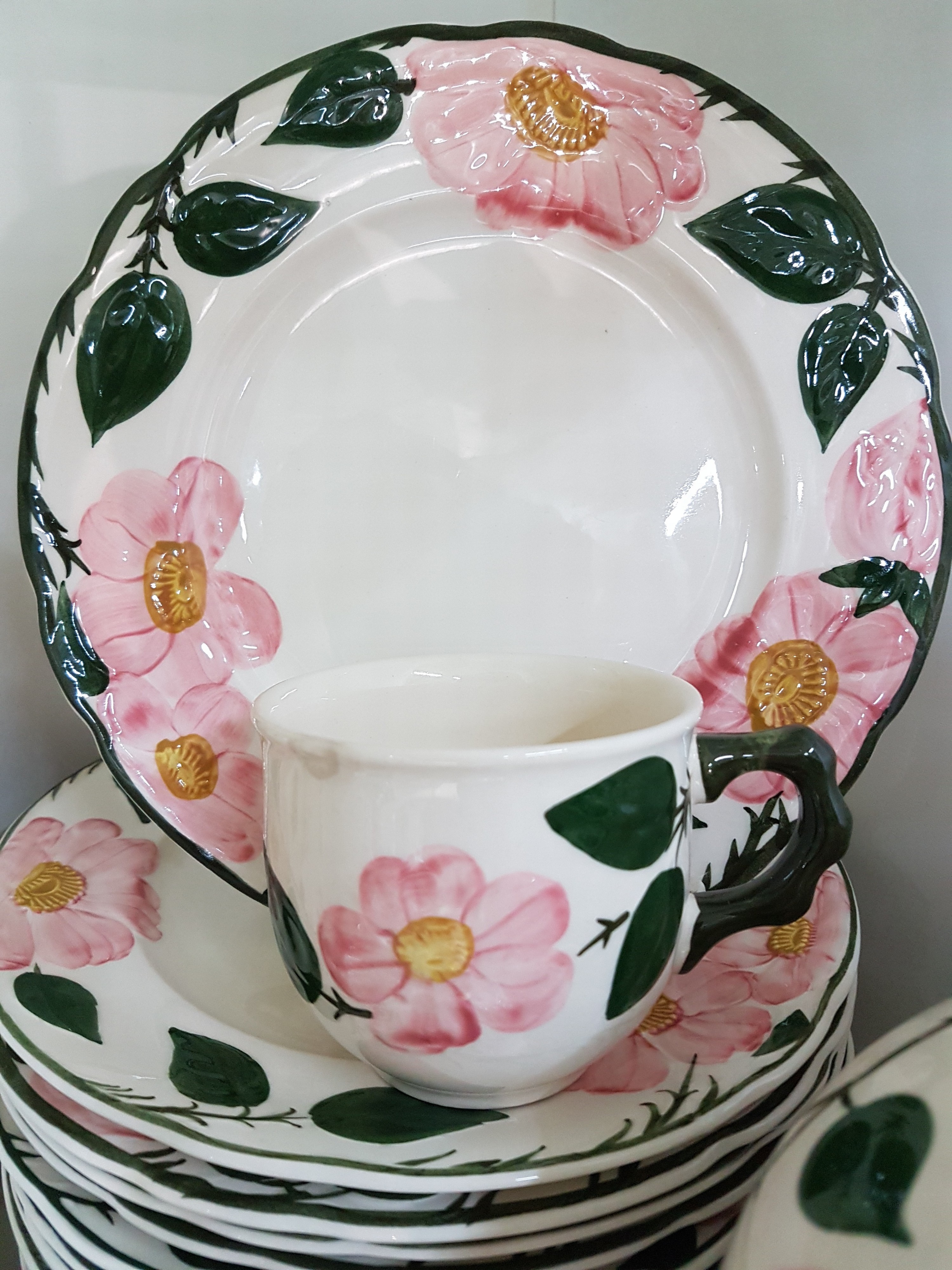 Detail g: Umfangreiches Tafelservice, Villeroy & Boch, Wildrose, 24 große Speiseteller, 7 Suppentassen mit Untertassen, 18 Tassen mit Untertassen, 2 ...