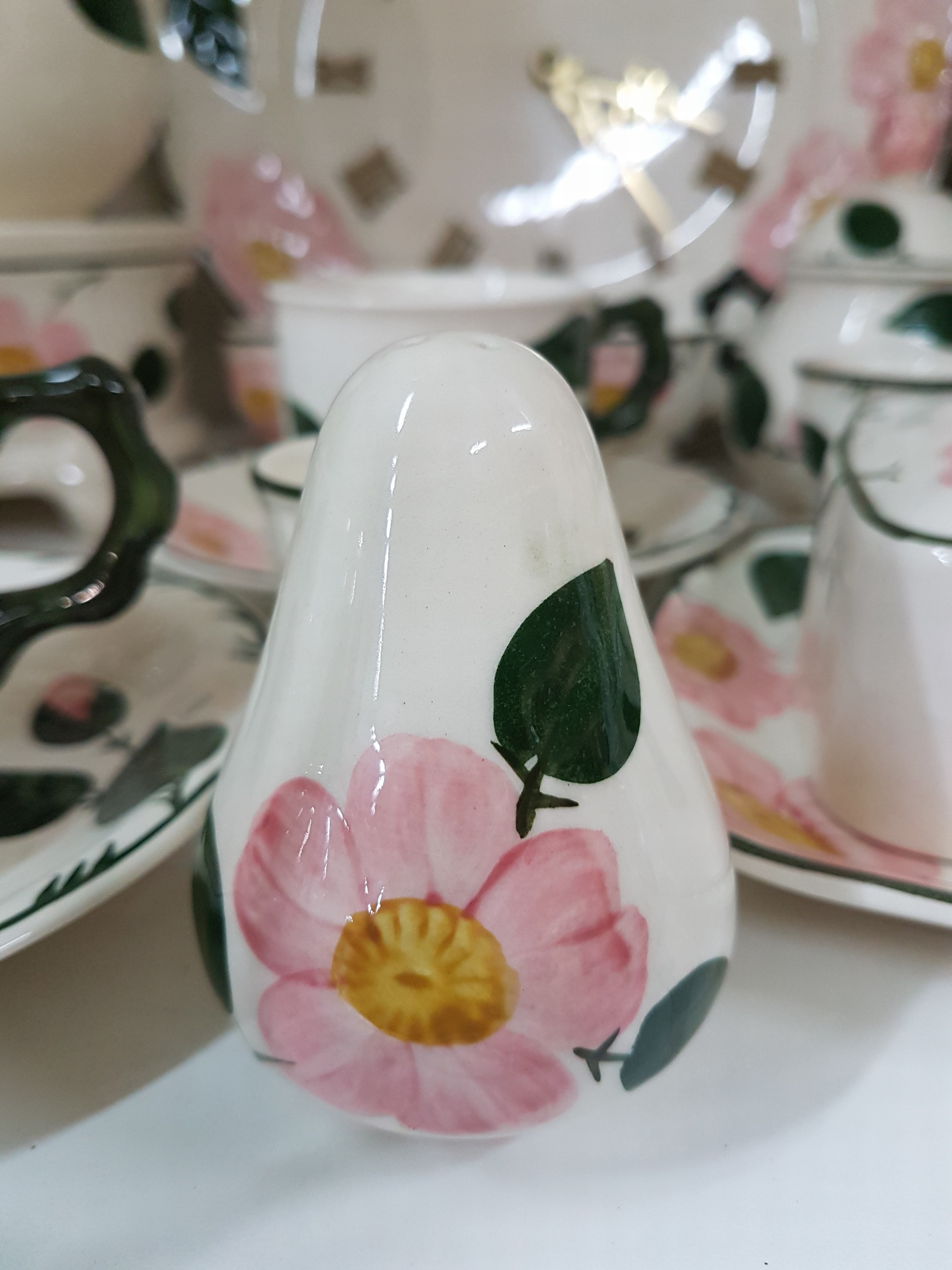 Detail h: Umfangreiches Tafelservice, Villeroy & Boch, Wildrose, 24 große Speiseteller, 7 Suppentassen mit Untertassen, 18 Tassen mit Untertassen, 2 ...