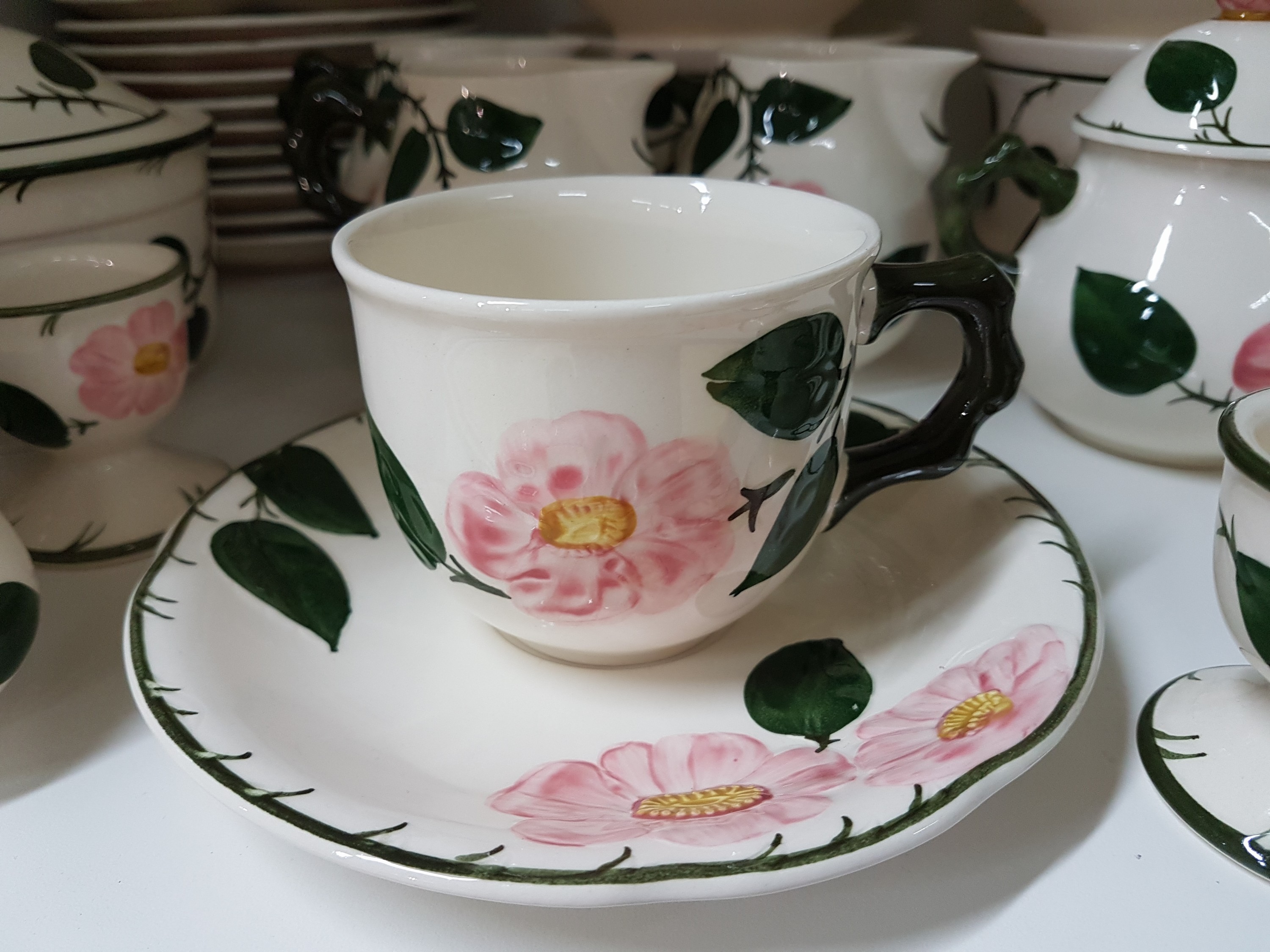 Detail i: Umfangreiches Tafelservice, Villeroy & Boch, Wildrose, 24 große Speiseteller, 7 Suppentassen mit Untertassen, 18 Tassen mit Untertassen, 2 ...