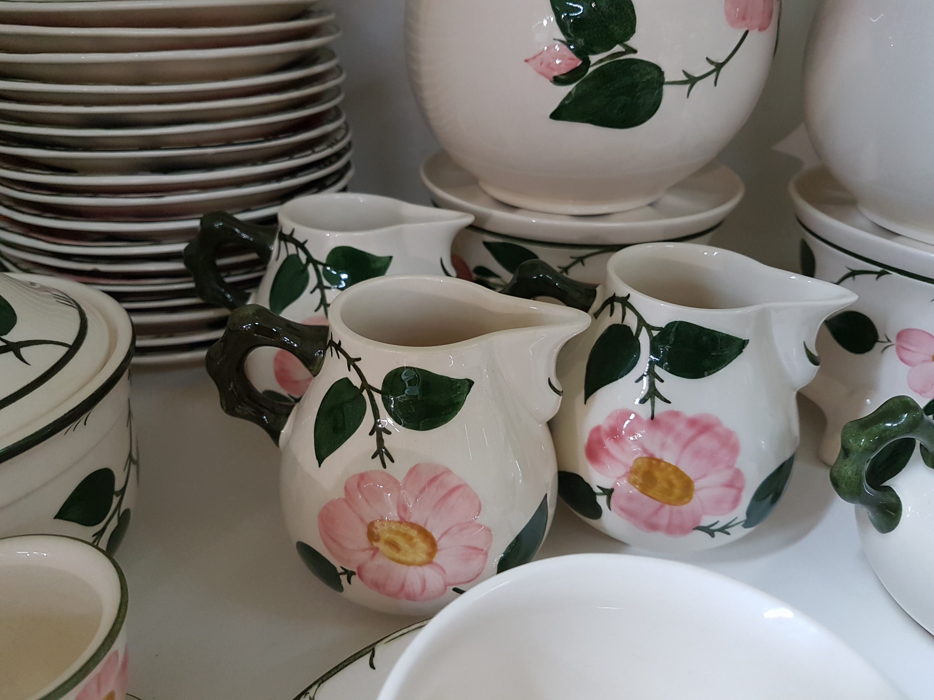 Detail j: Umfangreiches Tafelservice, Villeroy & Boch, Wildrose, 24 große Speiseteller, 7 Suppentassen mit Untertassen, 18 Tassen mit Untertassen, 2 ...