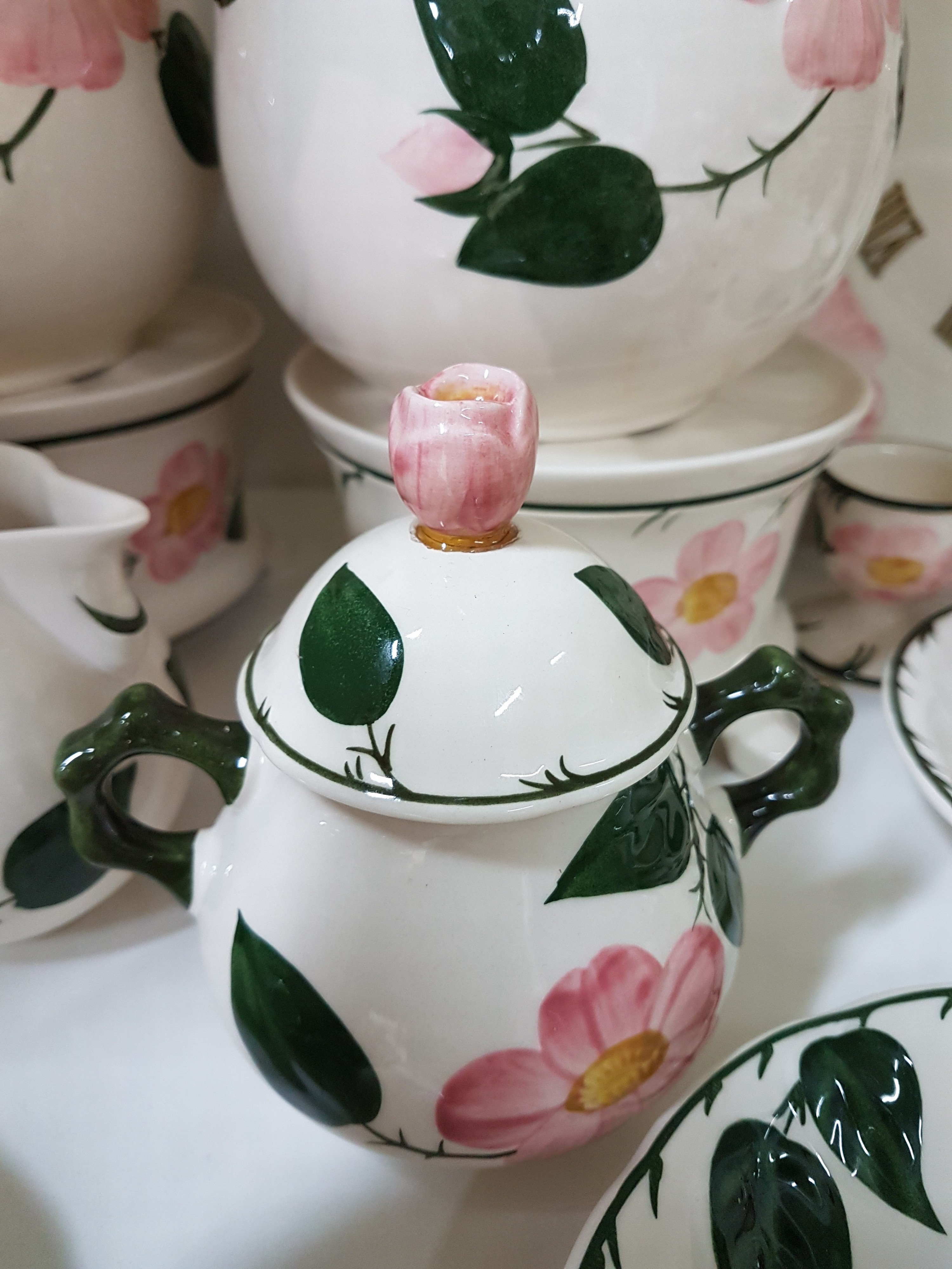 Detail k: Umfangreiches Tafelservice, Villeroy & Boch, Wildrose, 24 große Speiseteller, 7 Suppentassen mit Untertassen, 18 Tassen mit Untertassen, 2 ...