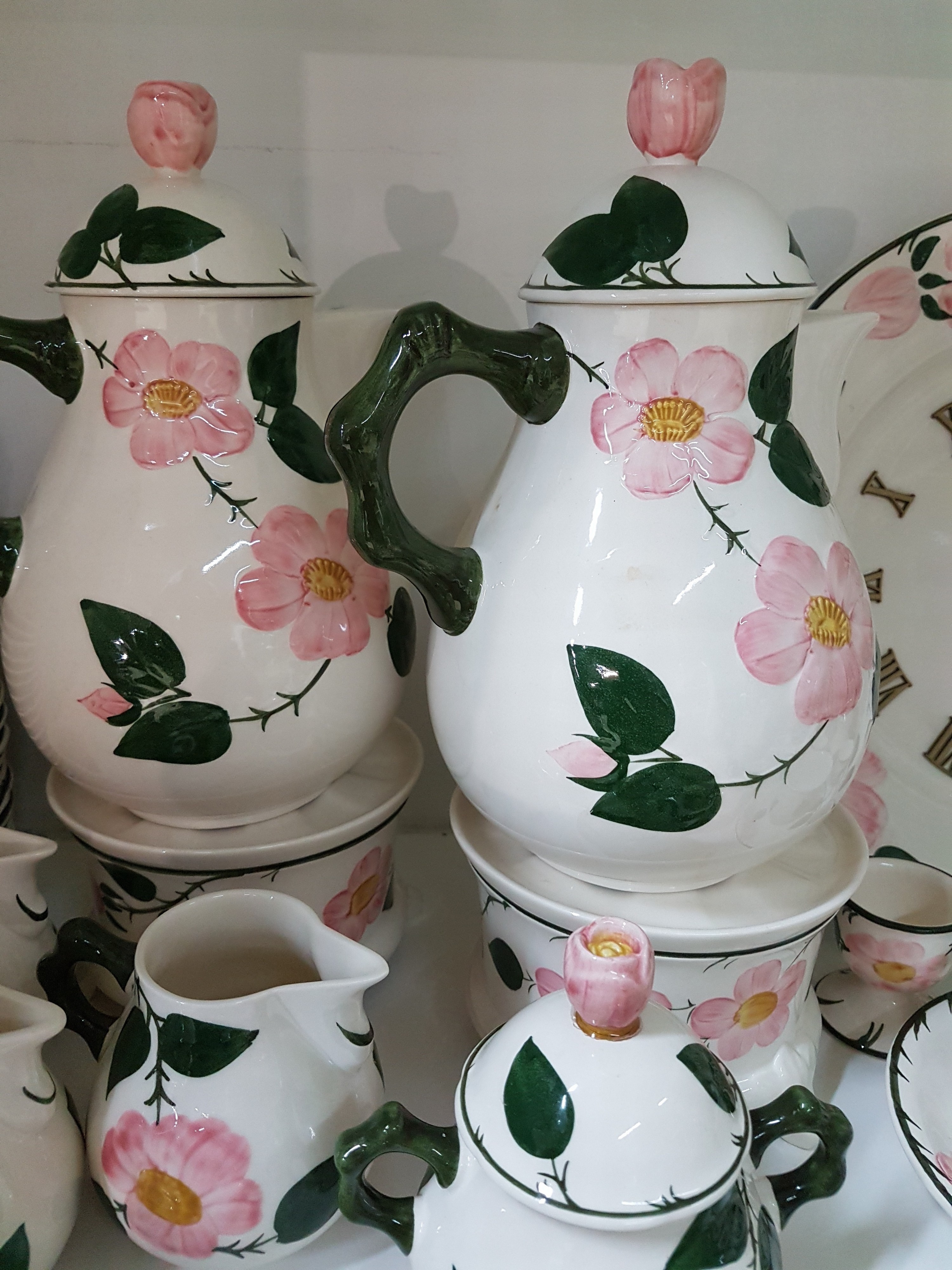 Detail l: Umfangreiches Tafelservice, Villeroy & Boch, Wildrose, 24 große Speiseteller, 7 Suppentassen mit Untertassen, 18 Tassen mit Untertassen, 2 ...