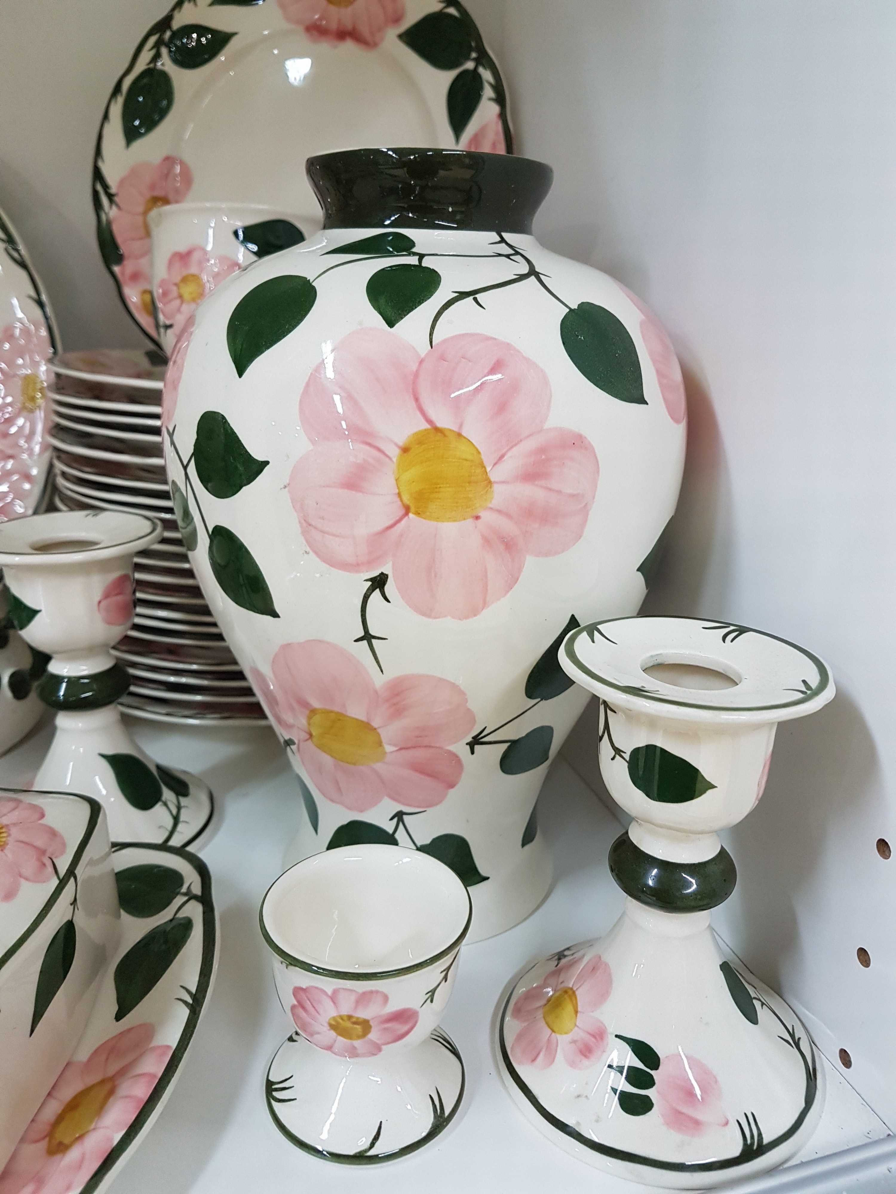 Detail m: Umfangreiches Tafelservice, Villeroy & Boch, Wildrose, 24 große Speiseteller, 7 Suppentassen mit Untertassen, 18 Tassen mit Untertassen, 2 ...