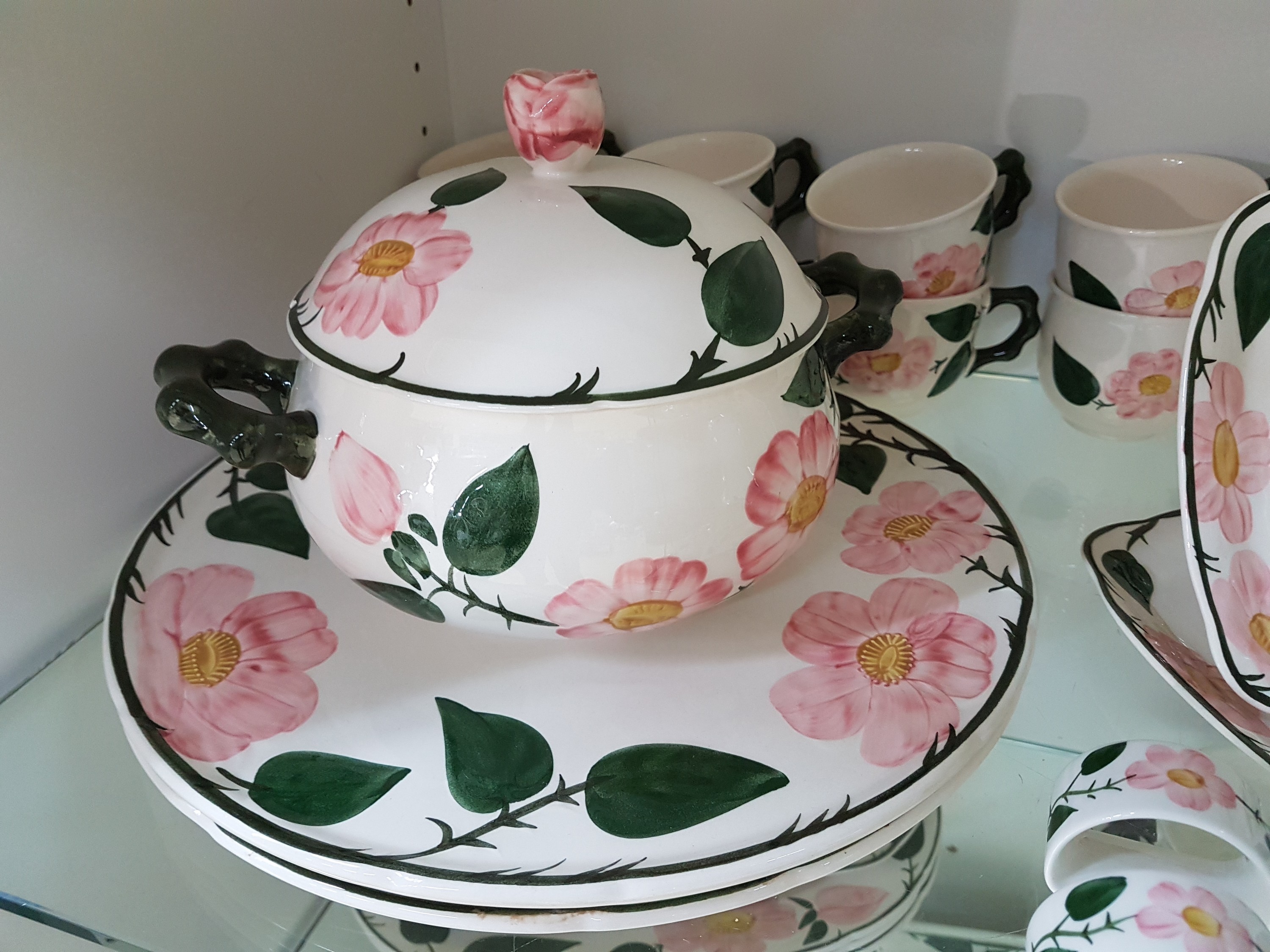 Detail n: Umfangreiches Tafelservice, Villeroy & Boch, Wildrose, 24 große Speiseteller, 7 Suppentassen mit Untertassen, 18 Tassen mit Untertassen, 2 ...