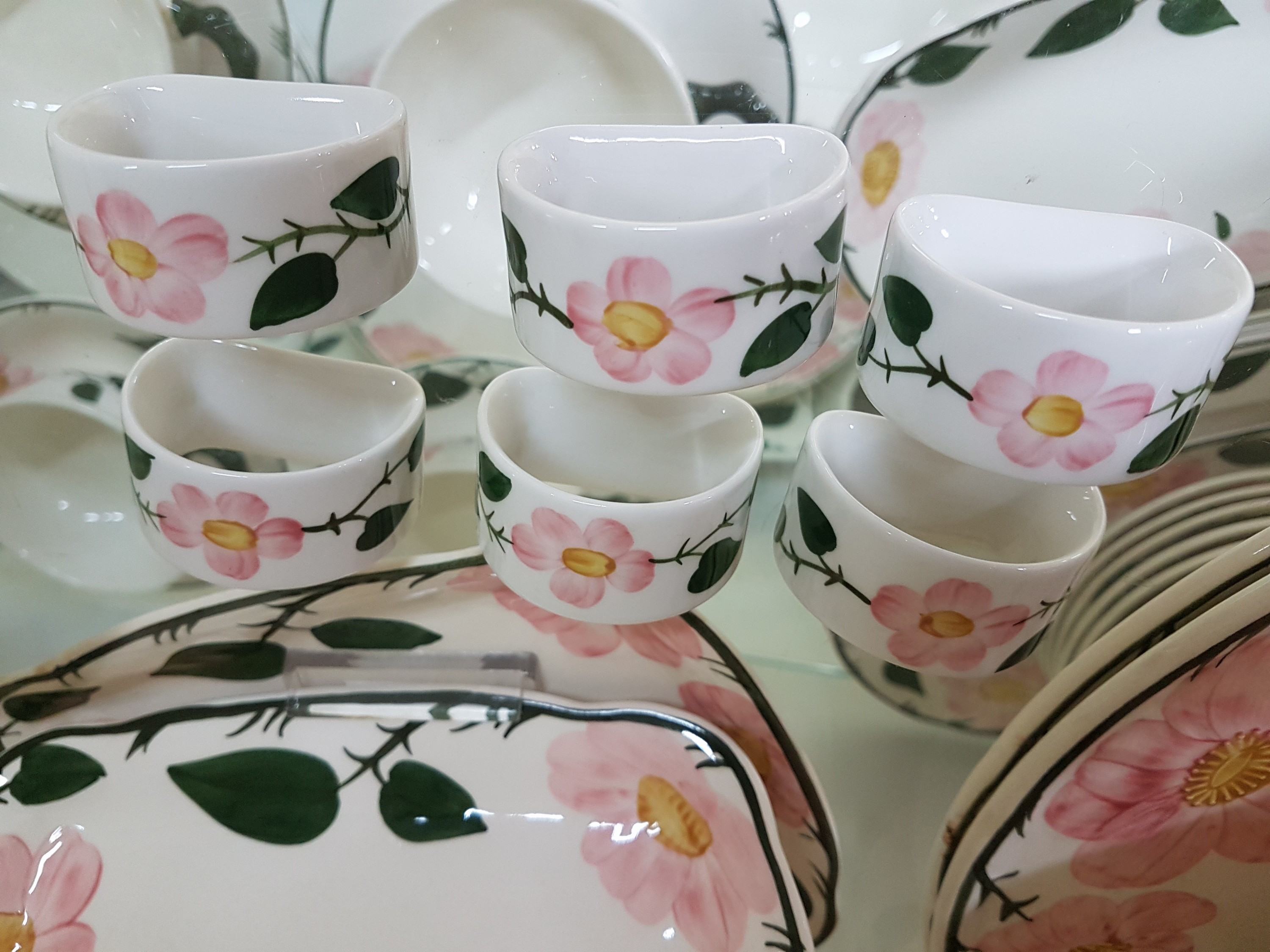 Detail o: Umfangreiches Tafelservice, Villeroy & Boch, Wildrose, 24 große Speiseteller, 7 Suppentassen mit Untertassen, 18 Tassen mit Untertassen, 2 ...