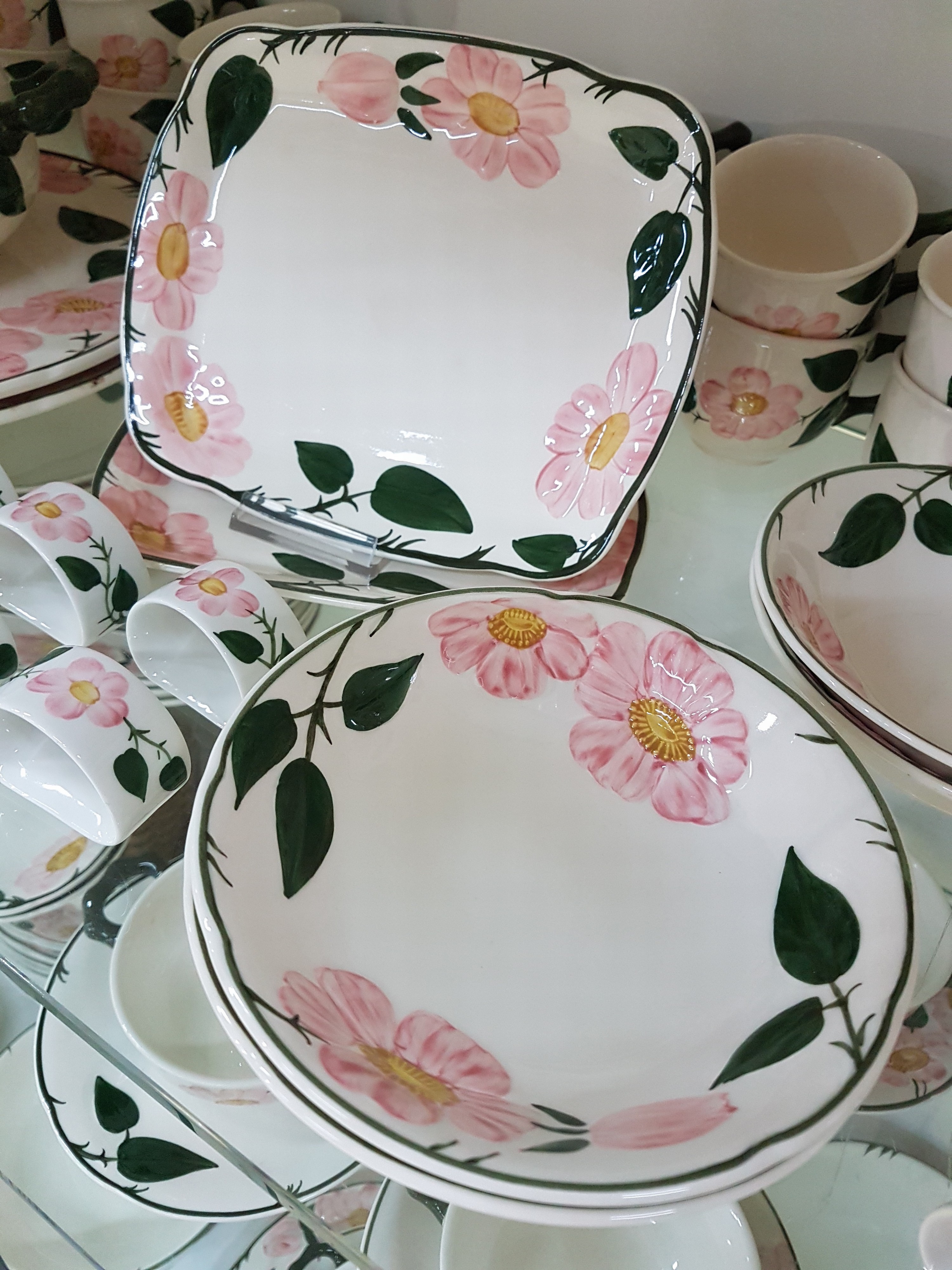 Detail p: Umfangreiches Tafelservice, Villeroy & Boch, Wildrose, 24 große Speiseteller, 7 Suppentassen mit Untertassen, 18 Tassen mit Untertassen, 2 ...