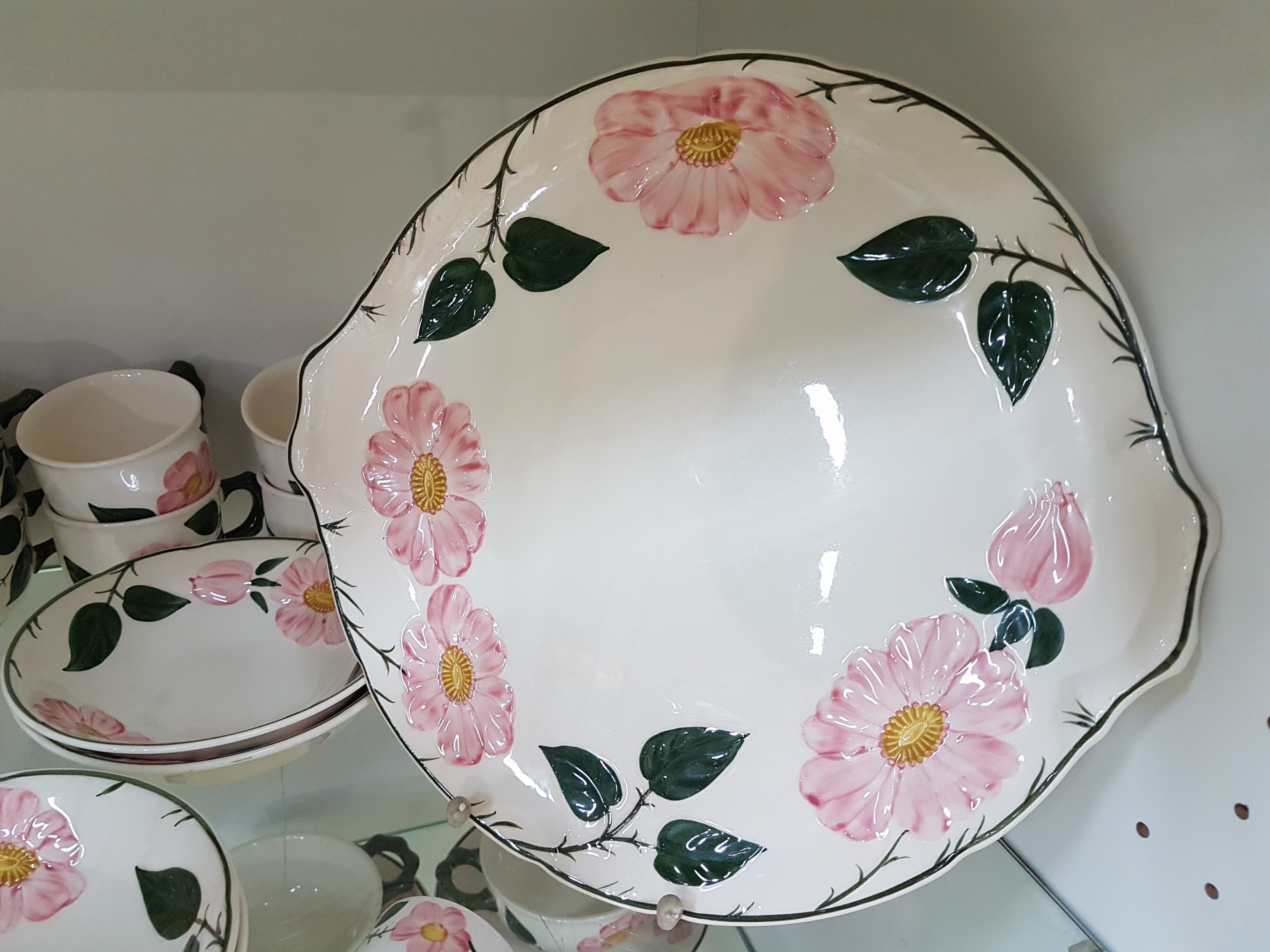 Detail q: Umfangreiches Tafelservice, Villeroy & Boch, Wildrose, 24 große Speiseteller, 7 Suppentassen mit Untertassen, 18 Tassen mit Untertassen, 2 ...