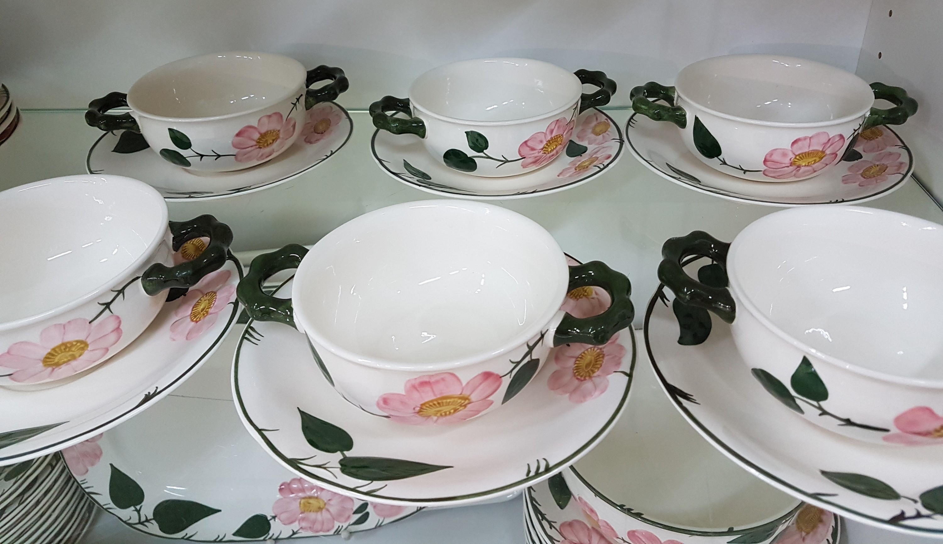 Detail r: Umfangreiches Tafelservice, Villeroy & Boch, Wildrose, 24 große Speiseteller, 7 Suppentassen mit Untertassen, 18 Tassen mit Untertassen, 2 ...
