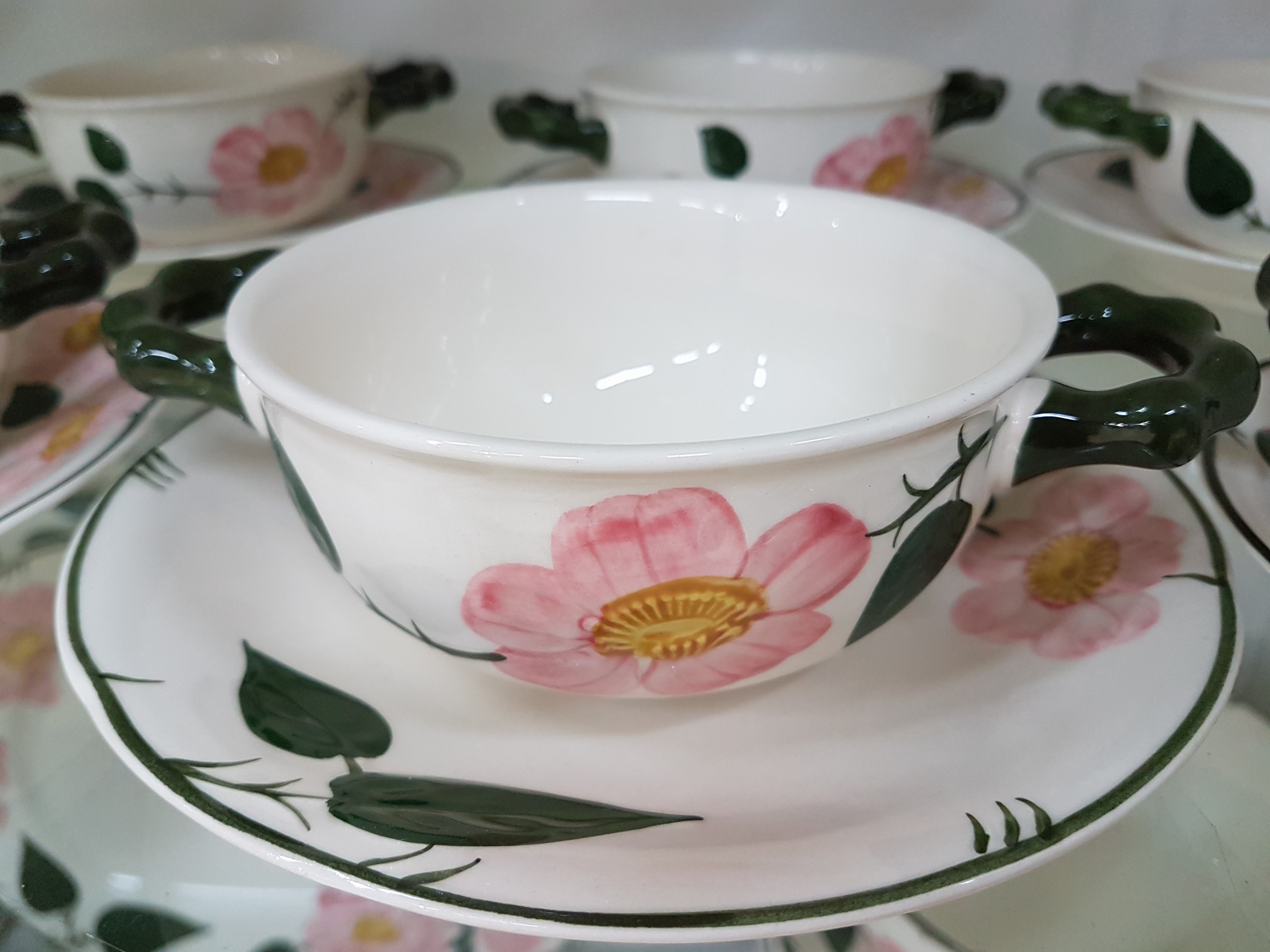 Detail s: Umfangreiches Tafelservice, Villeroy & Boch, Wildrose, 24 große Speiseteller, 7 Suppentassen mit Untertassen, 18 Tassen mit Untertassen, 2 ...