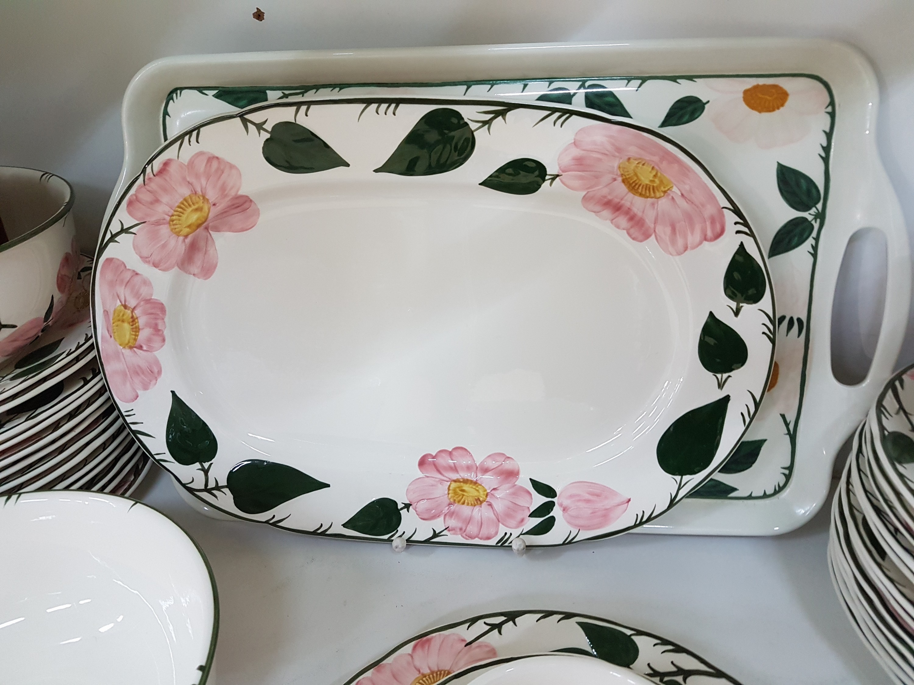 Detail t: Umfangreiches Tafelservice, Villeroy & Boch, Wildrose, 24 große Speiseteller, 7 Suppentassen mit Untertassen, 18 Tassen mit Untertassen, 2 ...