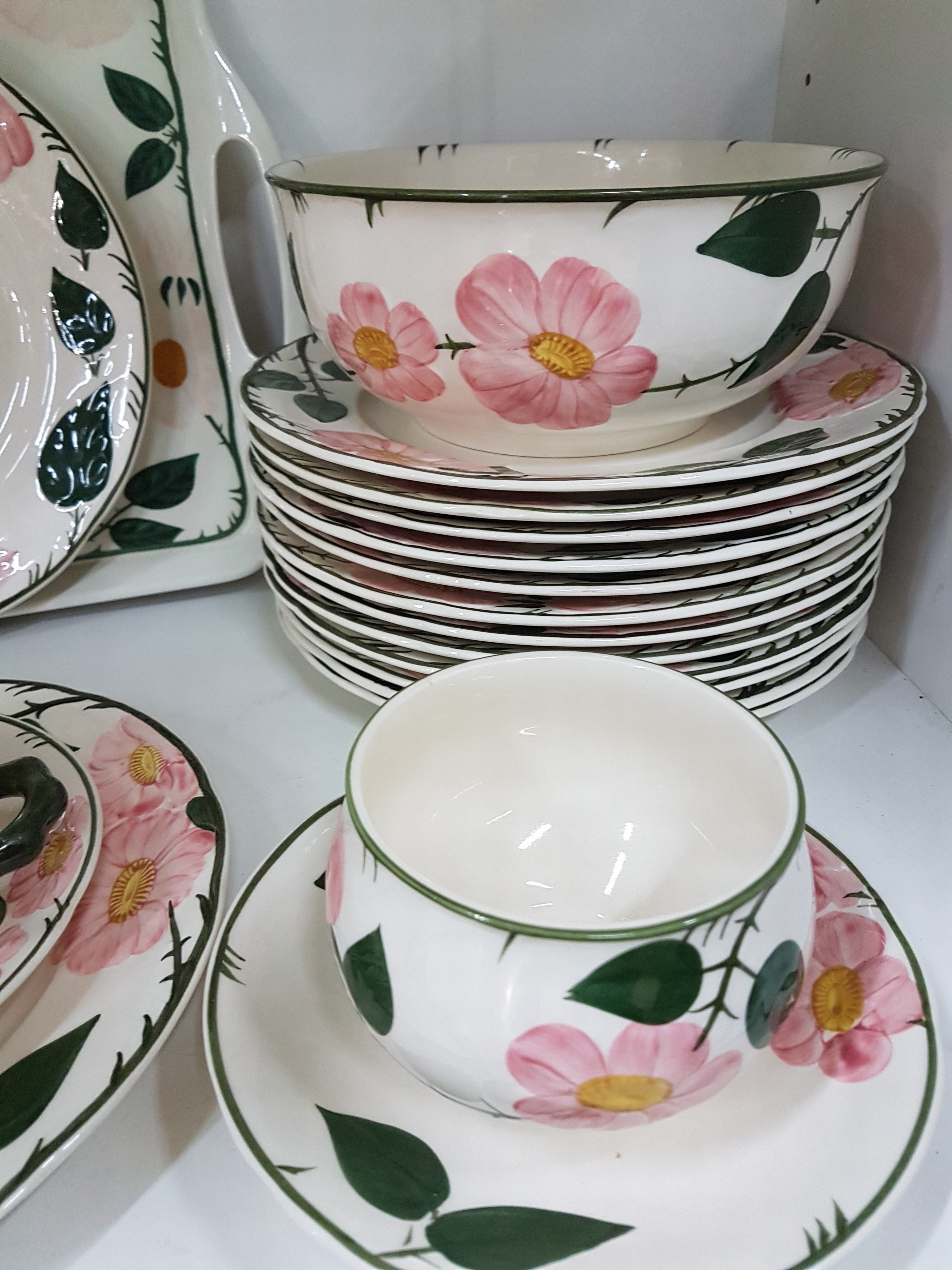 Detail u: Umfangreiches Tafelservice, Villeroy & Boch, Wildrose, 24 große Speiseteller, 7 Suppentassen mit Untertassen, 18 Tassen mit Untertassen, 2 ...