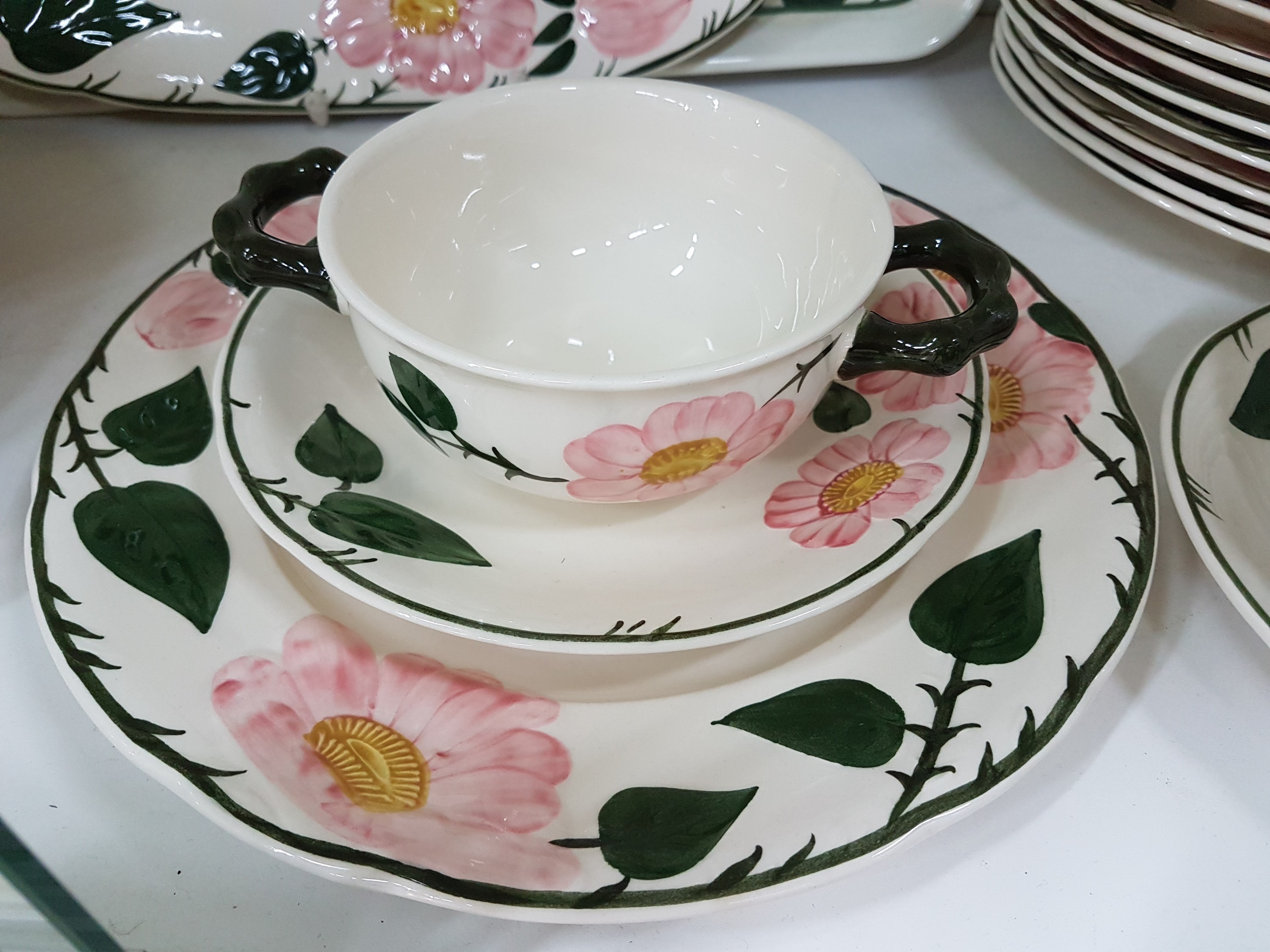 Detail v: Umfangreiches Tafelservice, Villeroy & Boch, Wildrose, 24 große Speiseteller, 7 Suppentassen mit Untertassen, 18 Tassen mit Untertassen, 2 ...