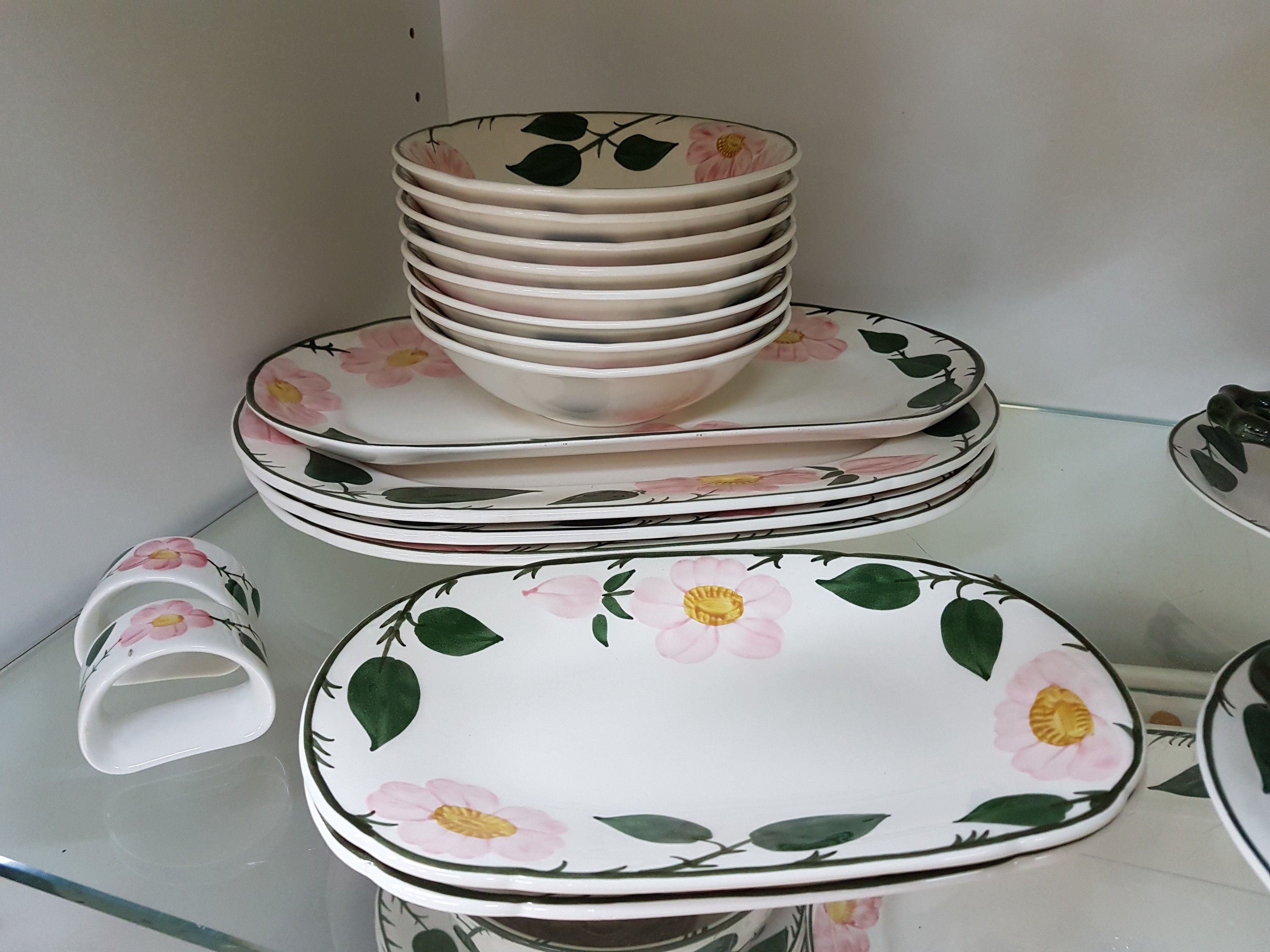 Detail w: Umfangreiches Tafelservice, Villeroy & Boch, Wildrose, 24 große Speiseteller, 7 Suppentassen mit Untertassen, 18 Tassen mit Untertassen, 2 ...