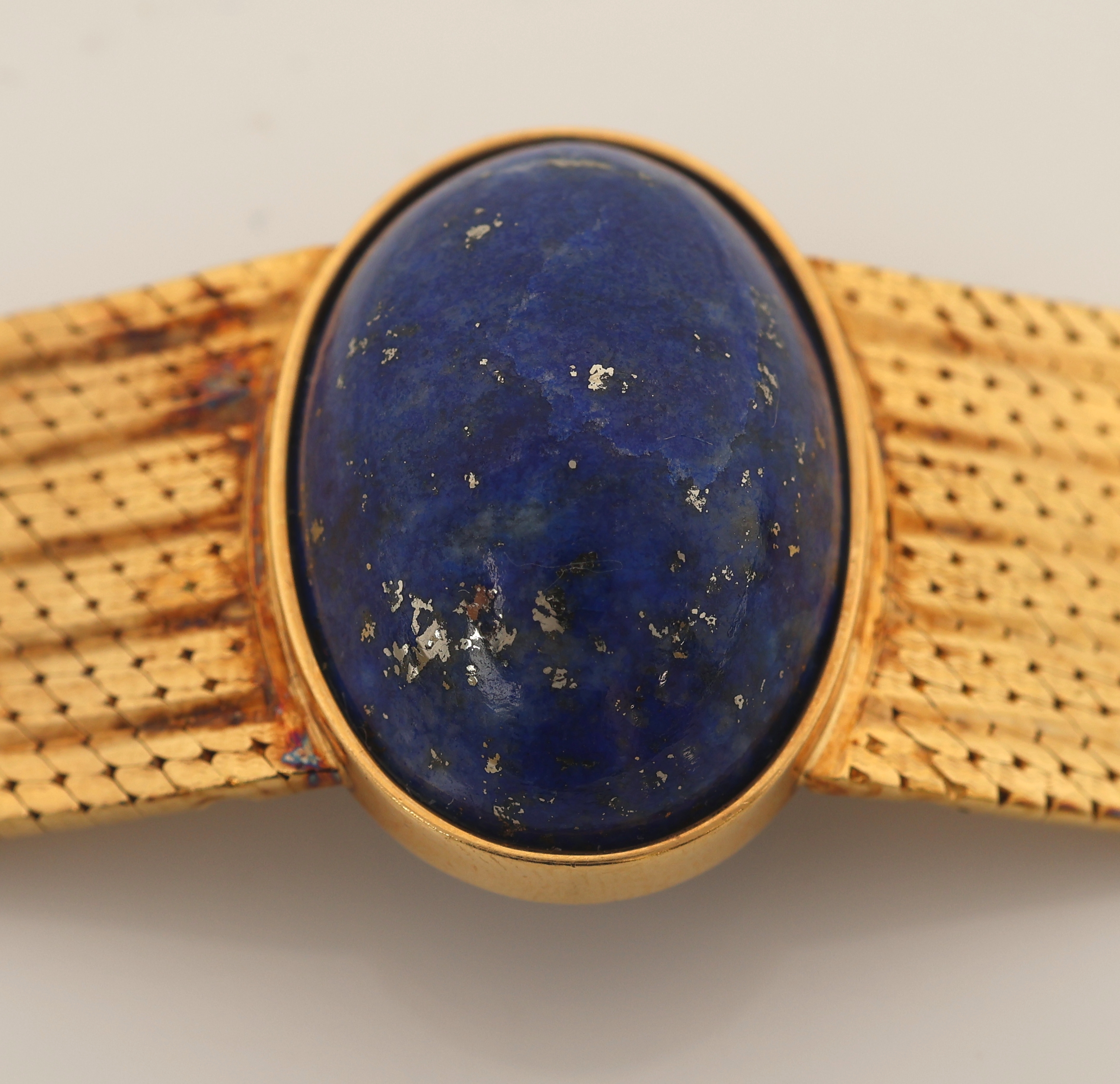 Detail a: 18 kt Gold Lapislazuli-Armband, GG 750/000,Mittelteil bes. mit ovalem Lapislazuli- cabochon, Klappschließe, längenverstellbar, L.ca. 16.5-18.5 cm, ...