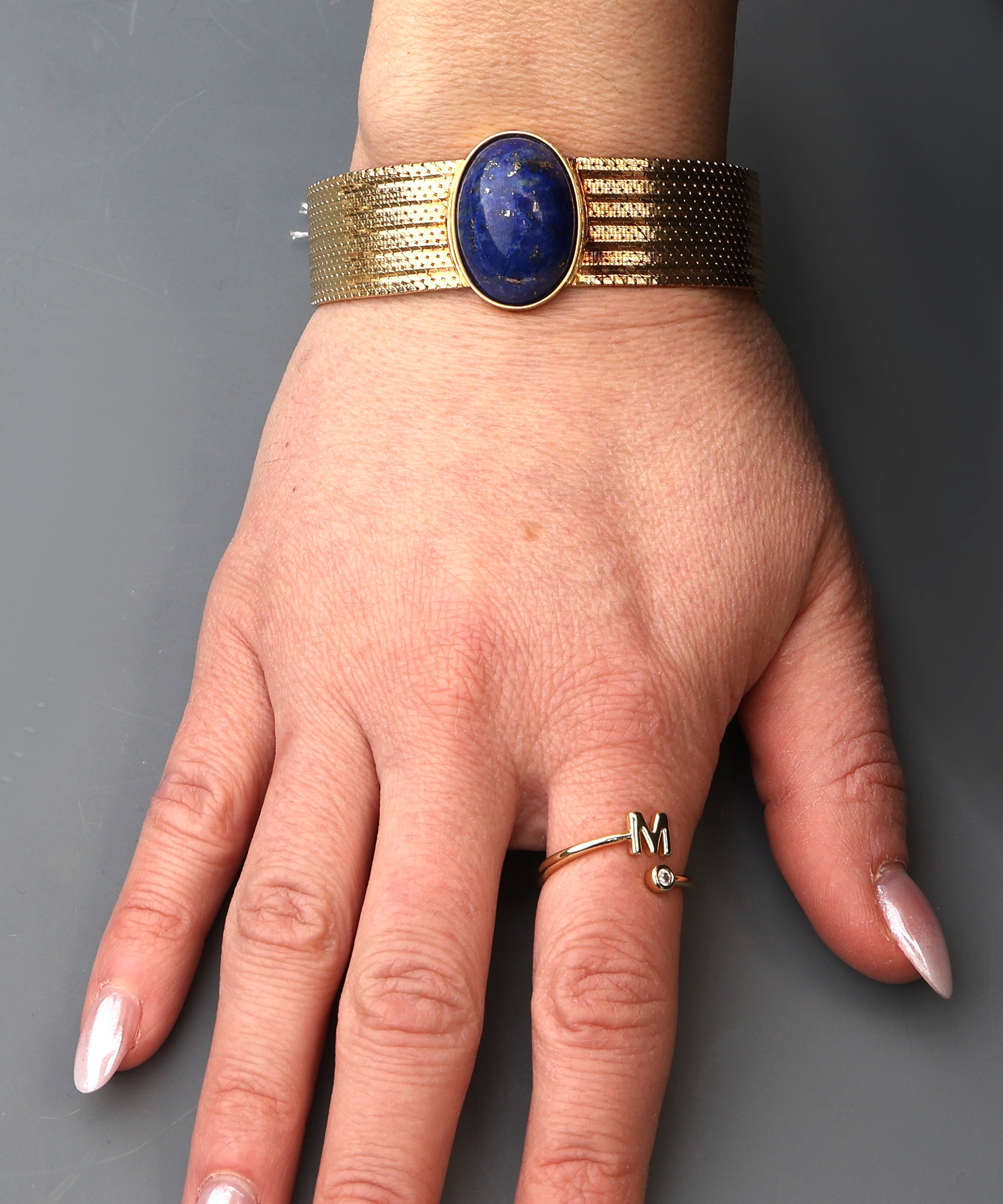Detail d: 18 kt Gold Lapislazuli-Armband, GG 750/000,Mittelteil bes. mit ovalem Lapislazuli- cabochon, Klappschließe, längenverstellbar, L.ca. 16.5-18.5 cm, ...