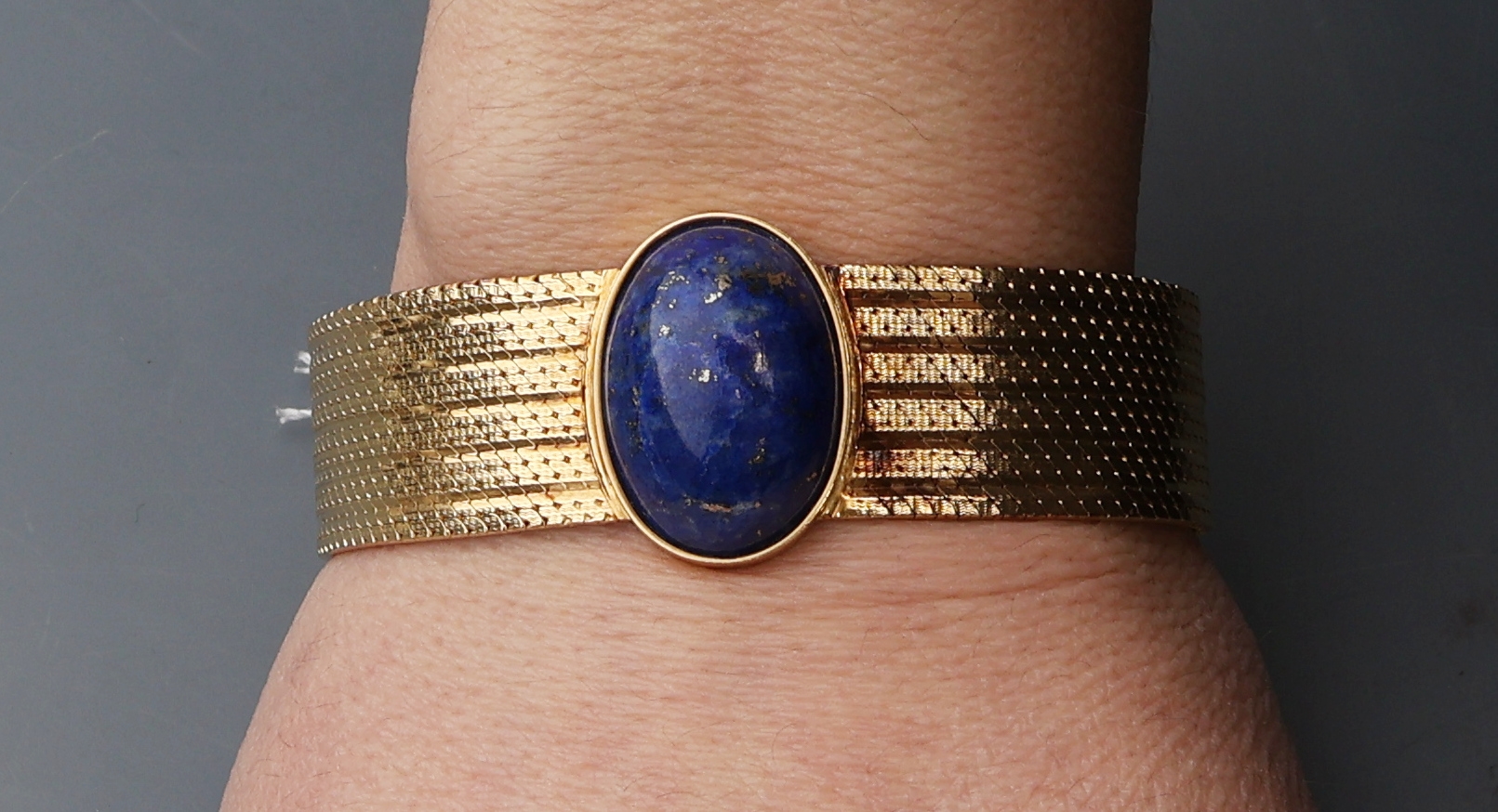 Detail e: 18 kt Gold Lapislazuli-Armband, GG 750/000,Mittelteil bes. mit ovalem Lapislazuli- cabochon, Klappschließe, längenverstellbar, L.ca. 16.5-18.5 cm, ...