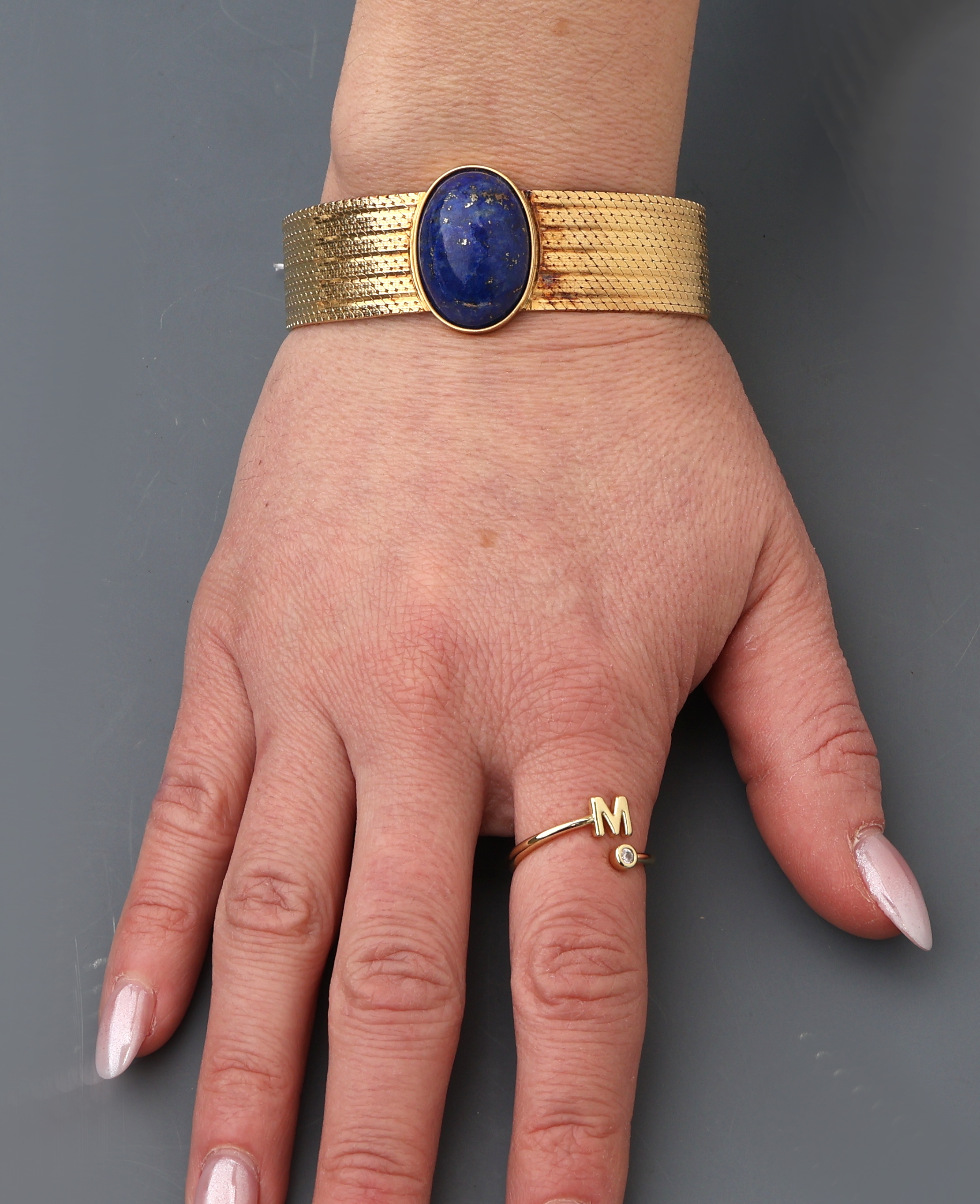 Detail f: 18 kt Gold Lapislazuli-Armband, GG 750/000,Mittelteil bes. mit ovalem Lapislazuli- cabochon, Klappschließe, längenverstellbar, L.ca. 16.5-18.5 cm, ...