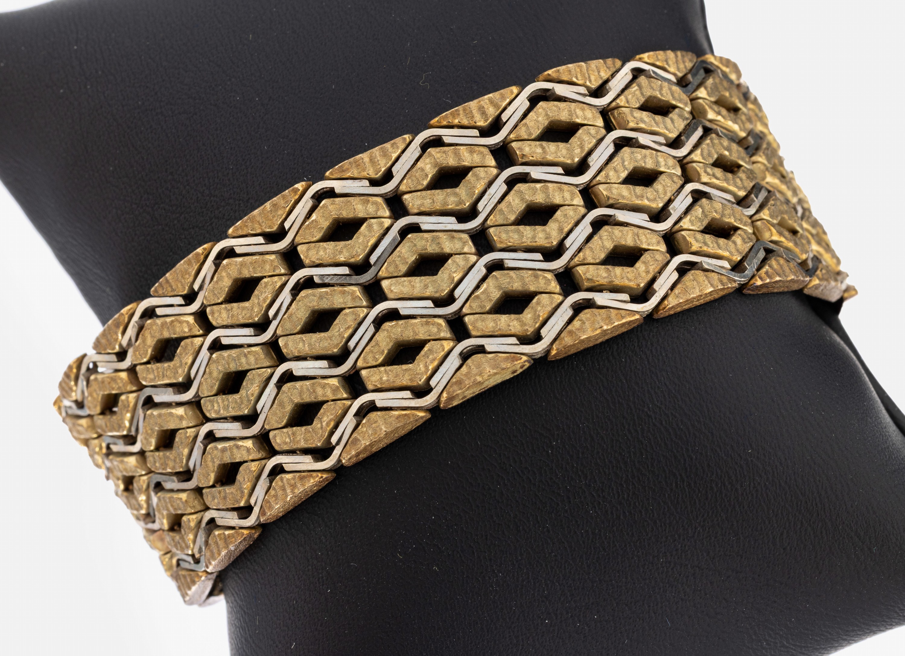 Image 27039465 - 8 kt Gold Armreif, GG/WG 333/000, z.T. strukt. und pol., Glieder in Rautenform, B. ca. ...