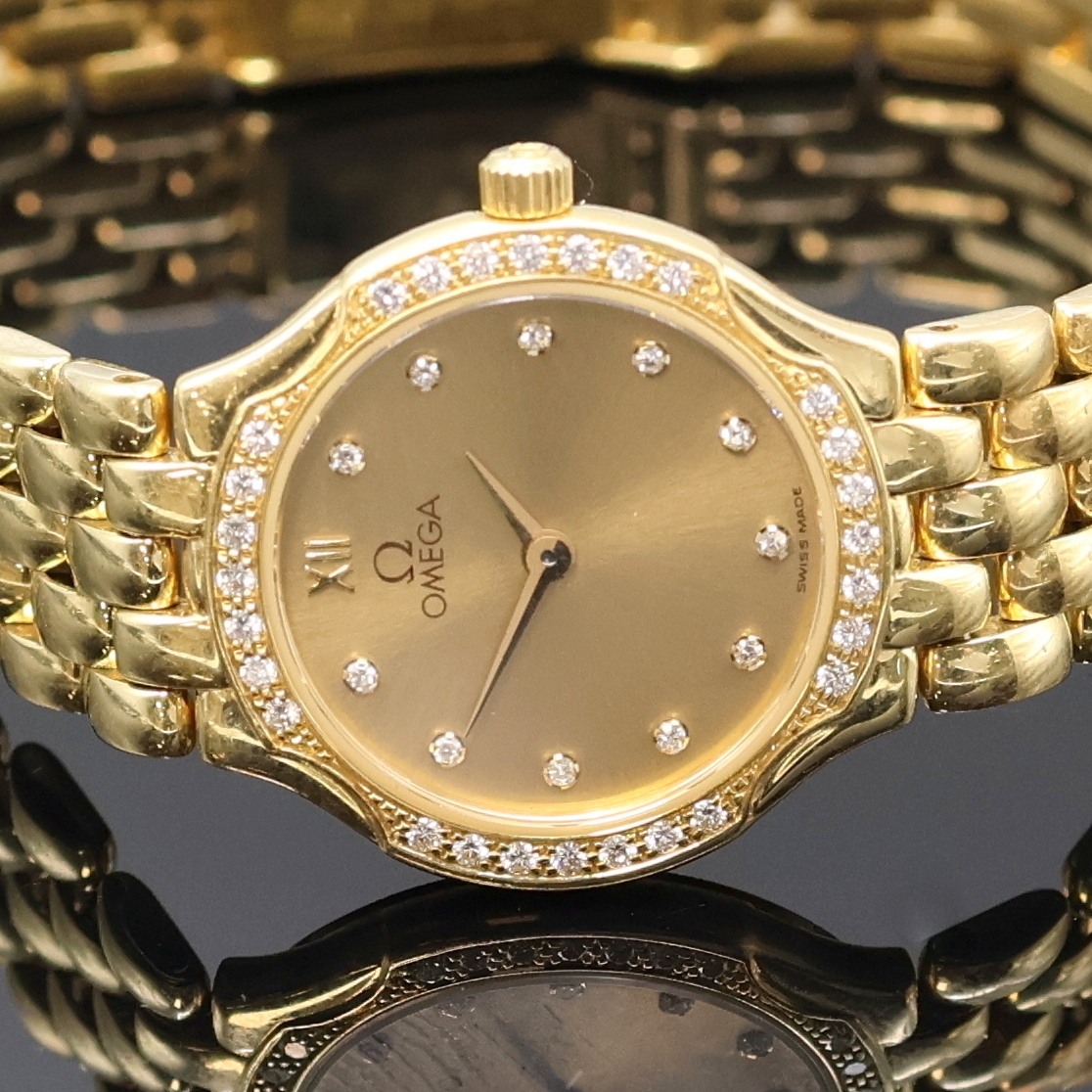 Detail a: OMEGA De Ville Damenarmbanduhr in GG 750/000 mit Diamanten Referenz 7951520/8951520, Schweiz um 1990, quarz, orig. Goldband, Boden aufgedr., Lünette ...