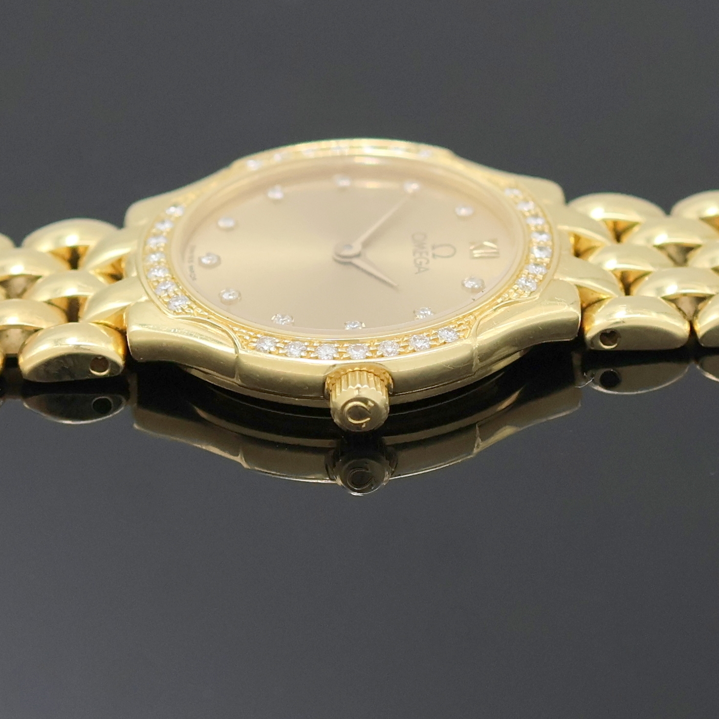 Detail d: OMEGA De Ville Damenarmbanduhr in GG 750/000 mit Diamanten Referenz 7951520/8951520, Schweiz um 1990, quarz, orig. Goldband, Boden aufgedr., Lünette ...
