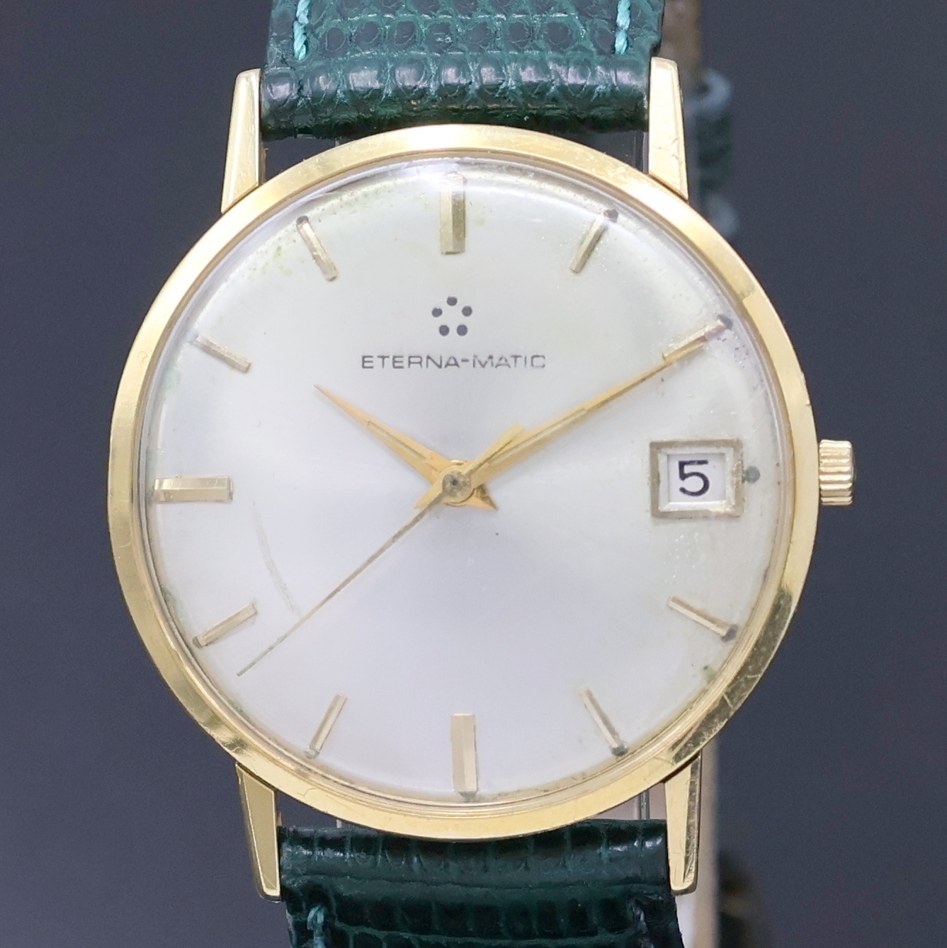 Detail a: ETERNA-MATIC Armbanduhr in GG 750/000, Schweiz um 1965, Automatik, Boden u. Glasrand aufgedr., silb. Zifferbl. teils berieben/pat., gold. Std.-Ind. ...